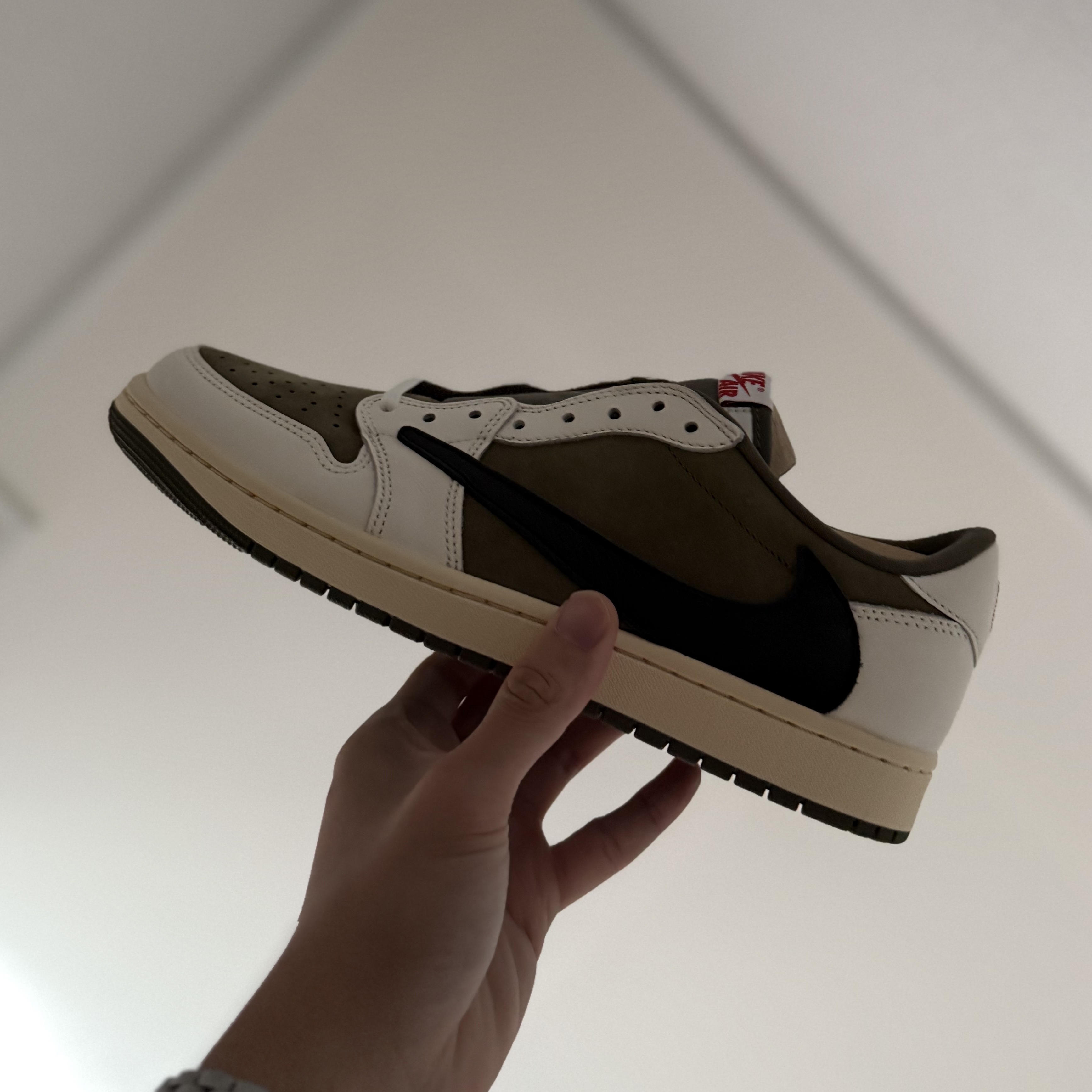 Jordan 1 x Travis Scott Retro Low OG SP Reverse Olive 착용 스타일 - 1