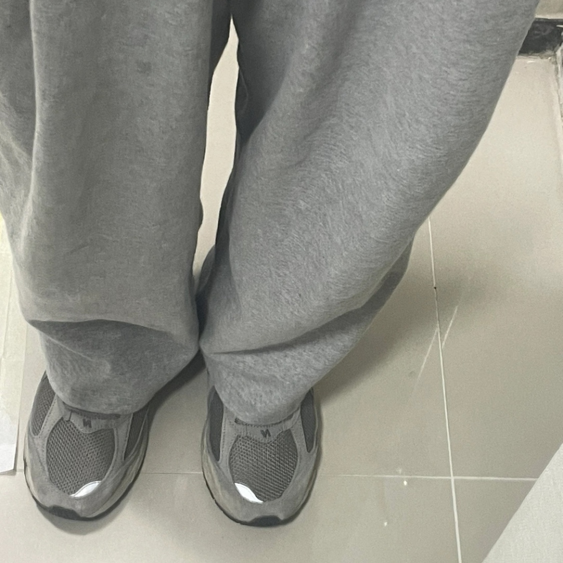 New Balance 2002R Grey 착용 스타일 - 3