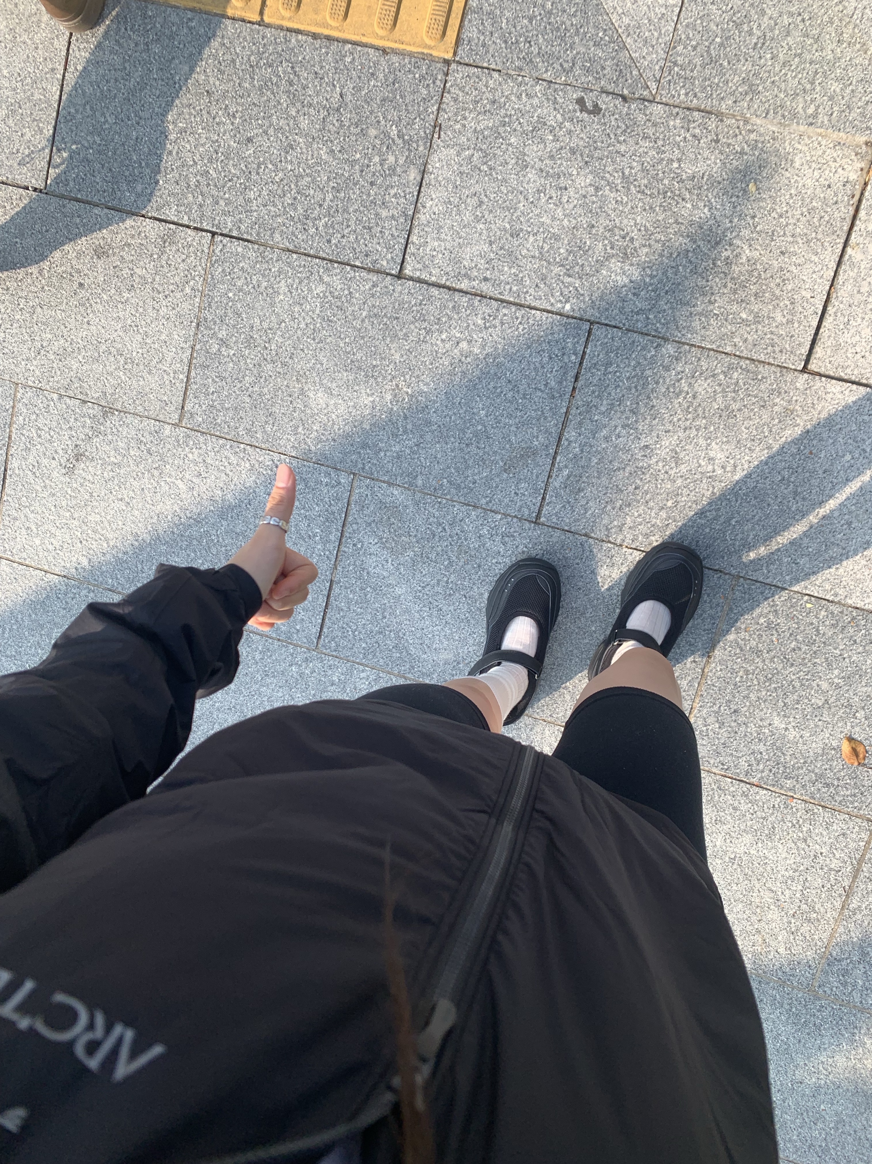 Arc'teryx Atom Hoody Black 착용 스타일 - 4