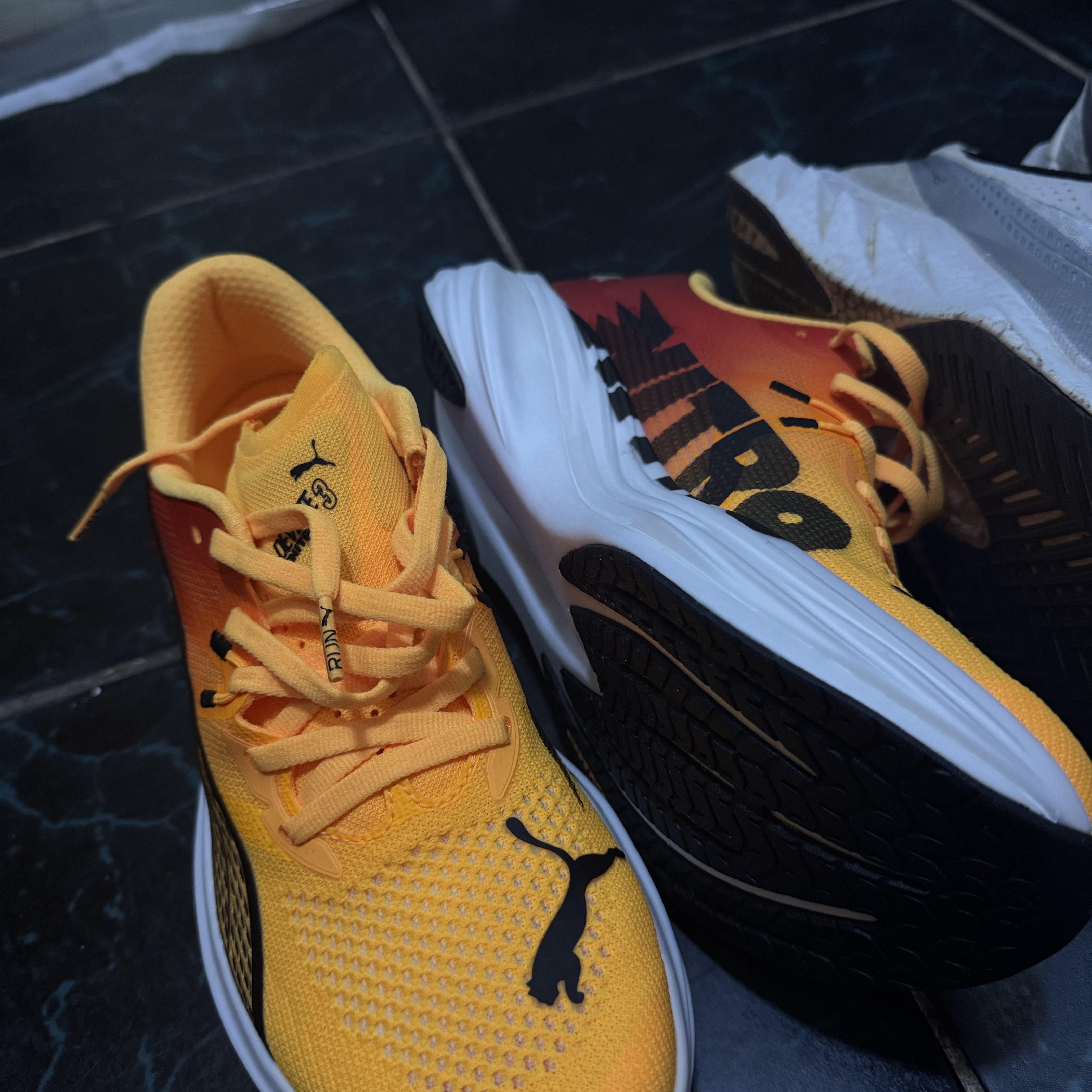 Puma Deviate Nitro 3 Fade Sun Stream Sunset Glow, Saucony Endorphin Pro 4 White Silver 착용 스타일 - 2