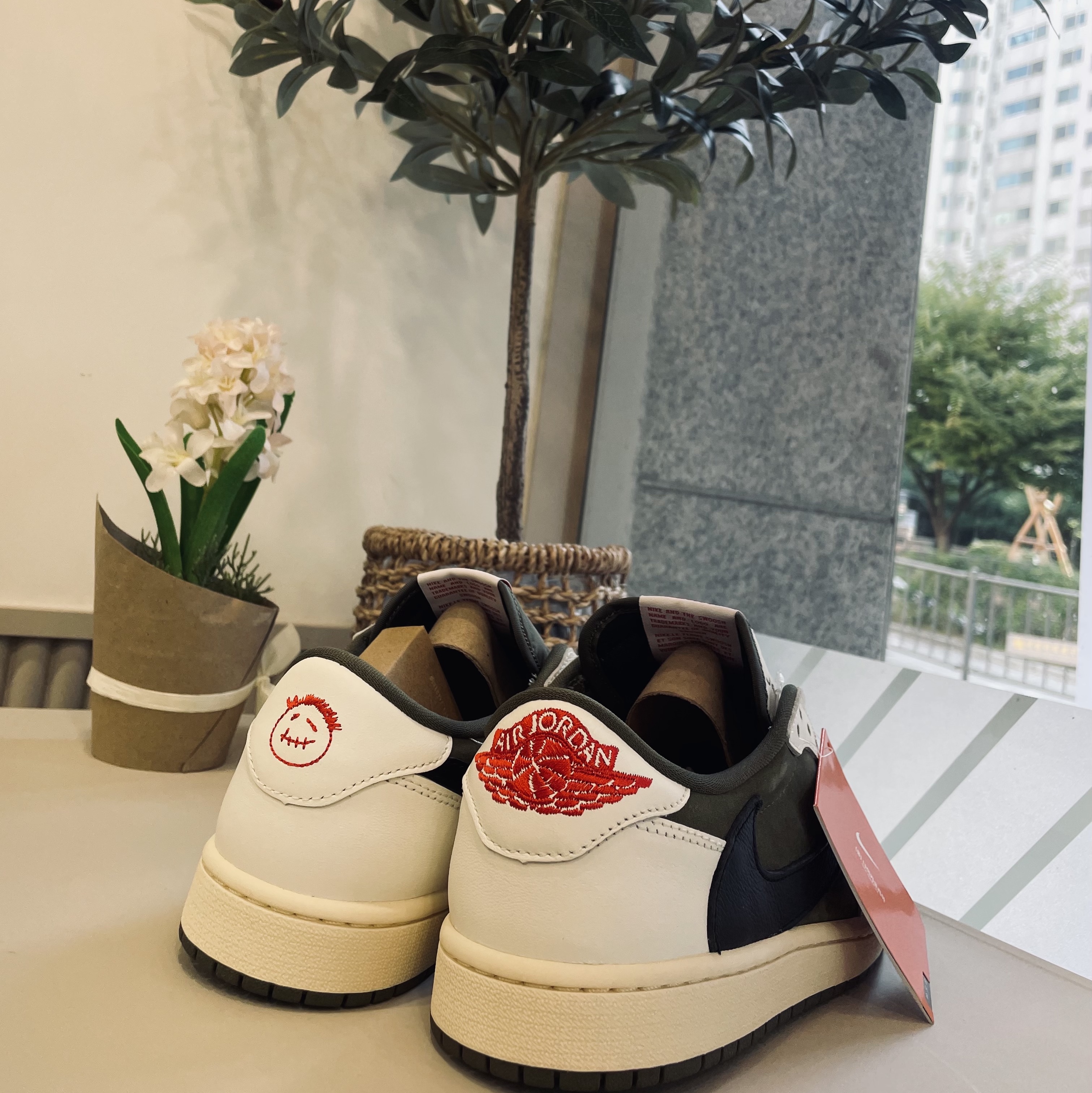 Jordan 1 x Travis Scott Retro Low OG SP Reverse Olive 착용 스타일 - 2