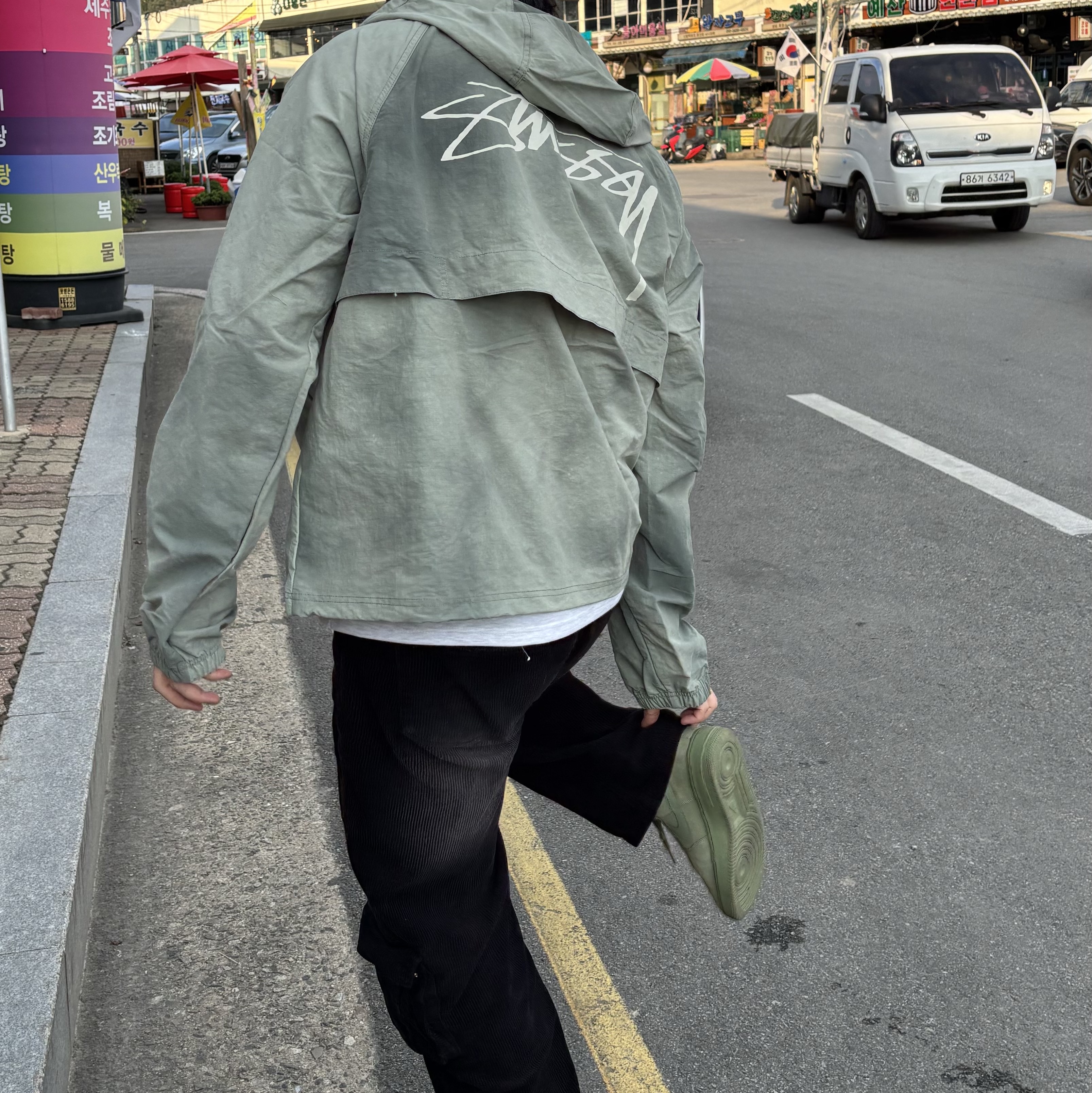 Stussy Wave Dye Beach Shell Jacket Sage 착용 스타일