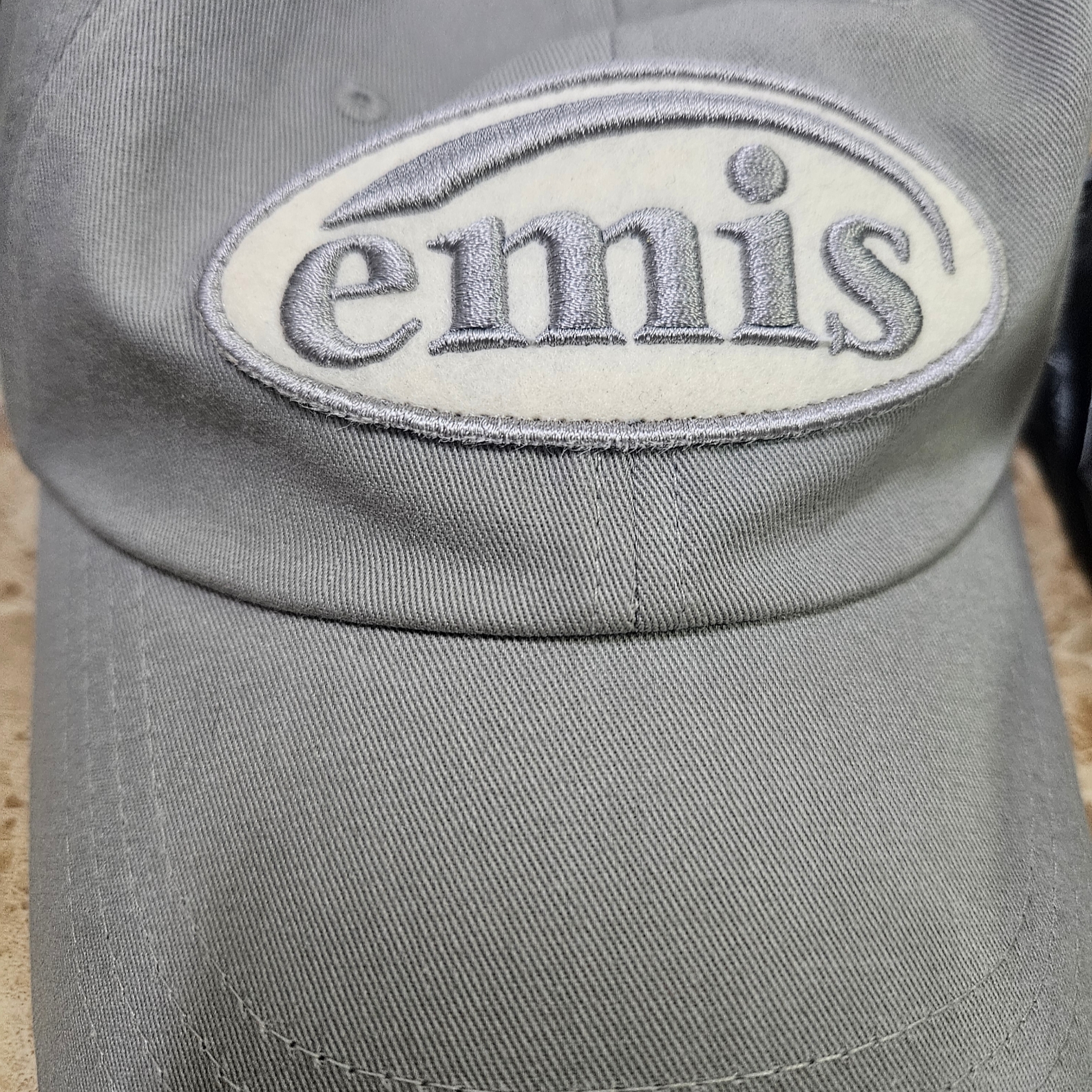 Emis Tone On Tone Wappen Ball Cap Gray 착용 스타일