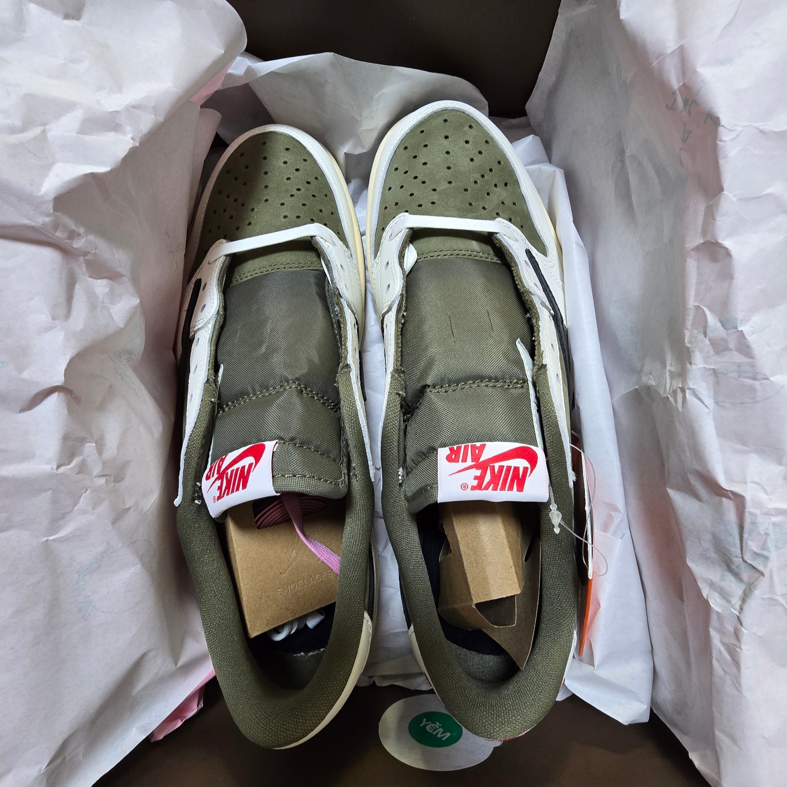 Jordan 1 x Travis Scott Retro Low OG SP Reverse Olive 착용 스타일 - 1