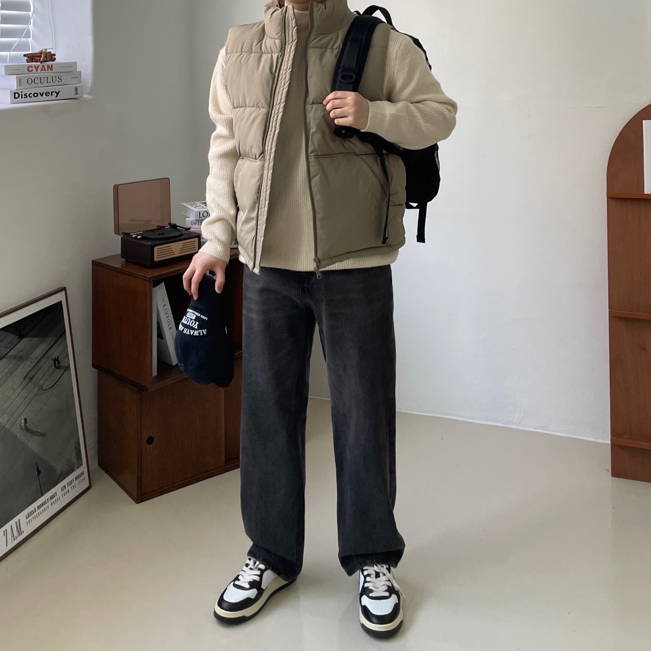 Autry Medalist Low Leather Sneakers Black White 착용 스타일 - 3