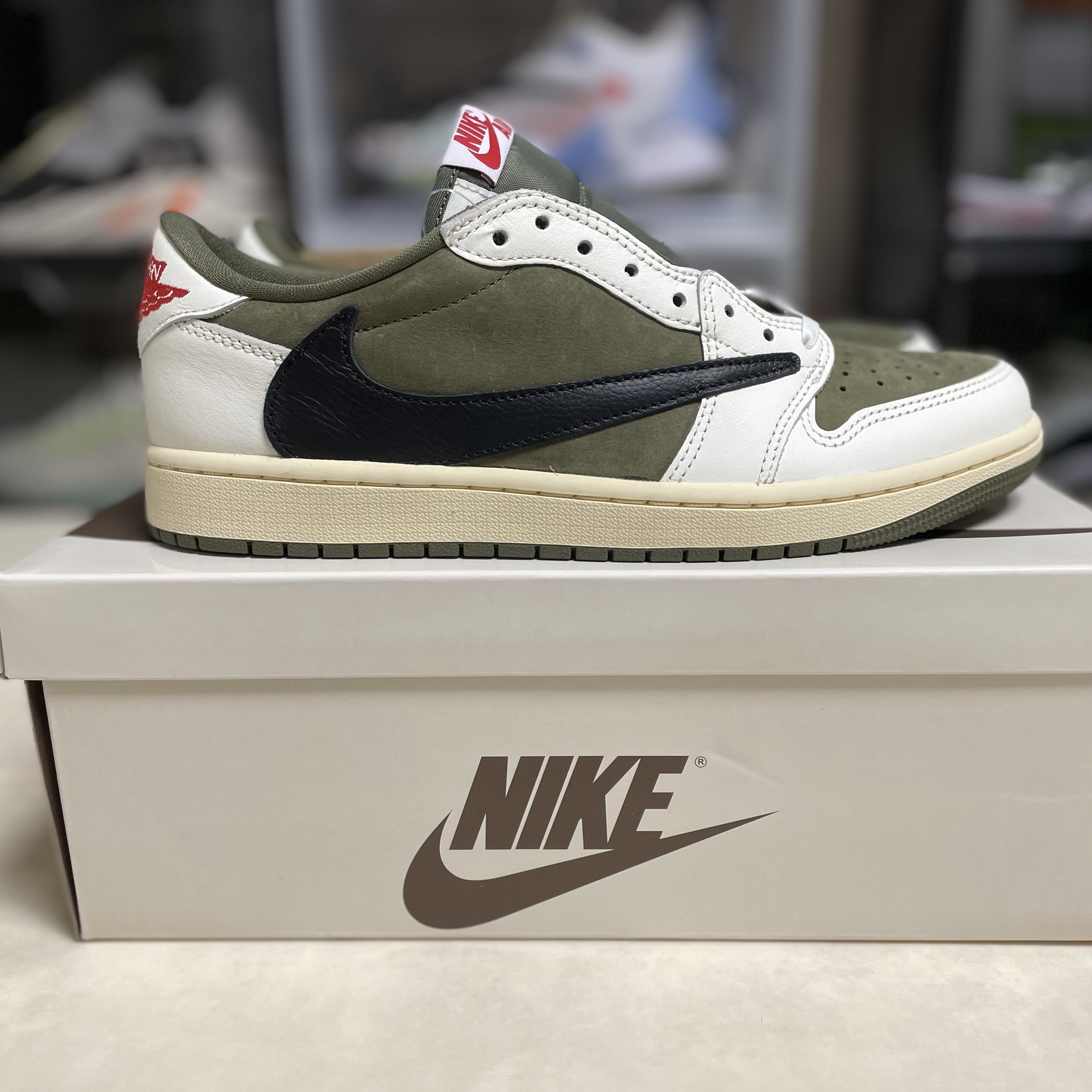 Jordan 1 x Travis Scott Retro Low OG SP Reverse Olive 착용 스타일 - 4