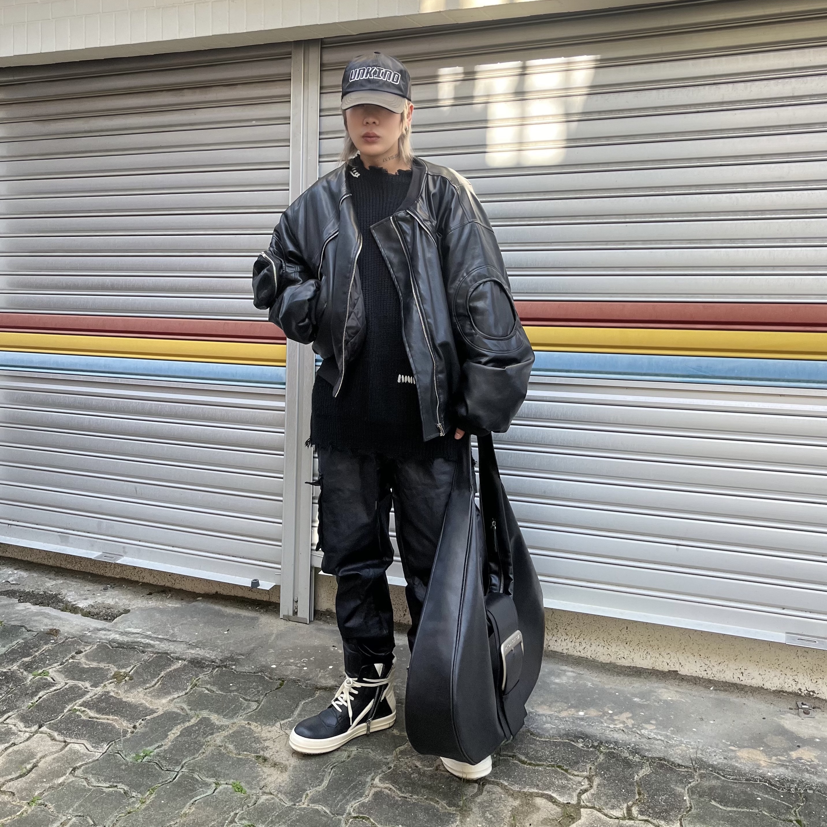 Project G/R Mega Buckle Hobo Bag Black, Rick Owens Geobasket Full Grain Calf Leather Strobe Sneakers Black Milk White 착용 스타일 - 1