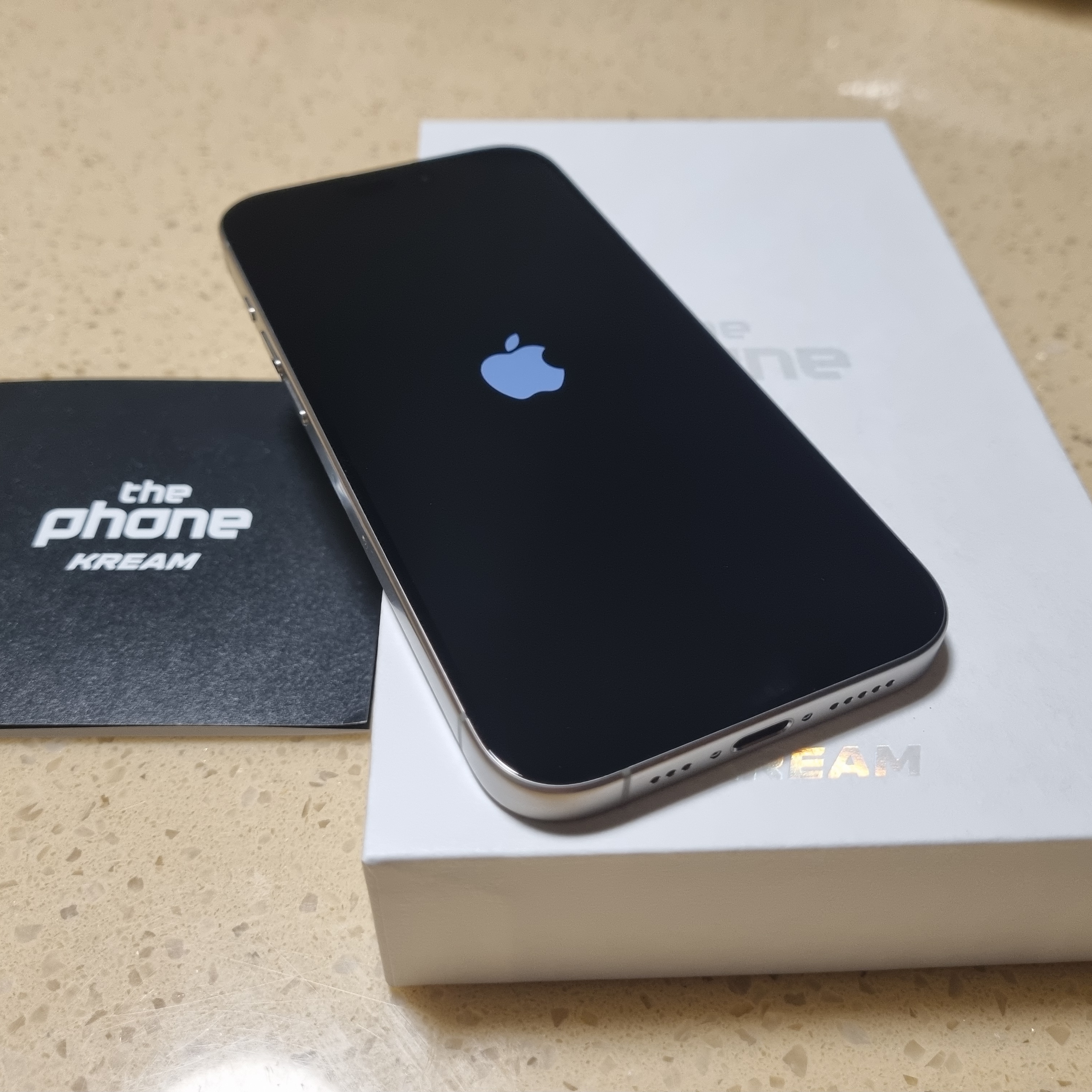[S등급] Refurbished iPhone 15 Pro 256GB Natural Titanium 착용 스타일 - 2