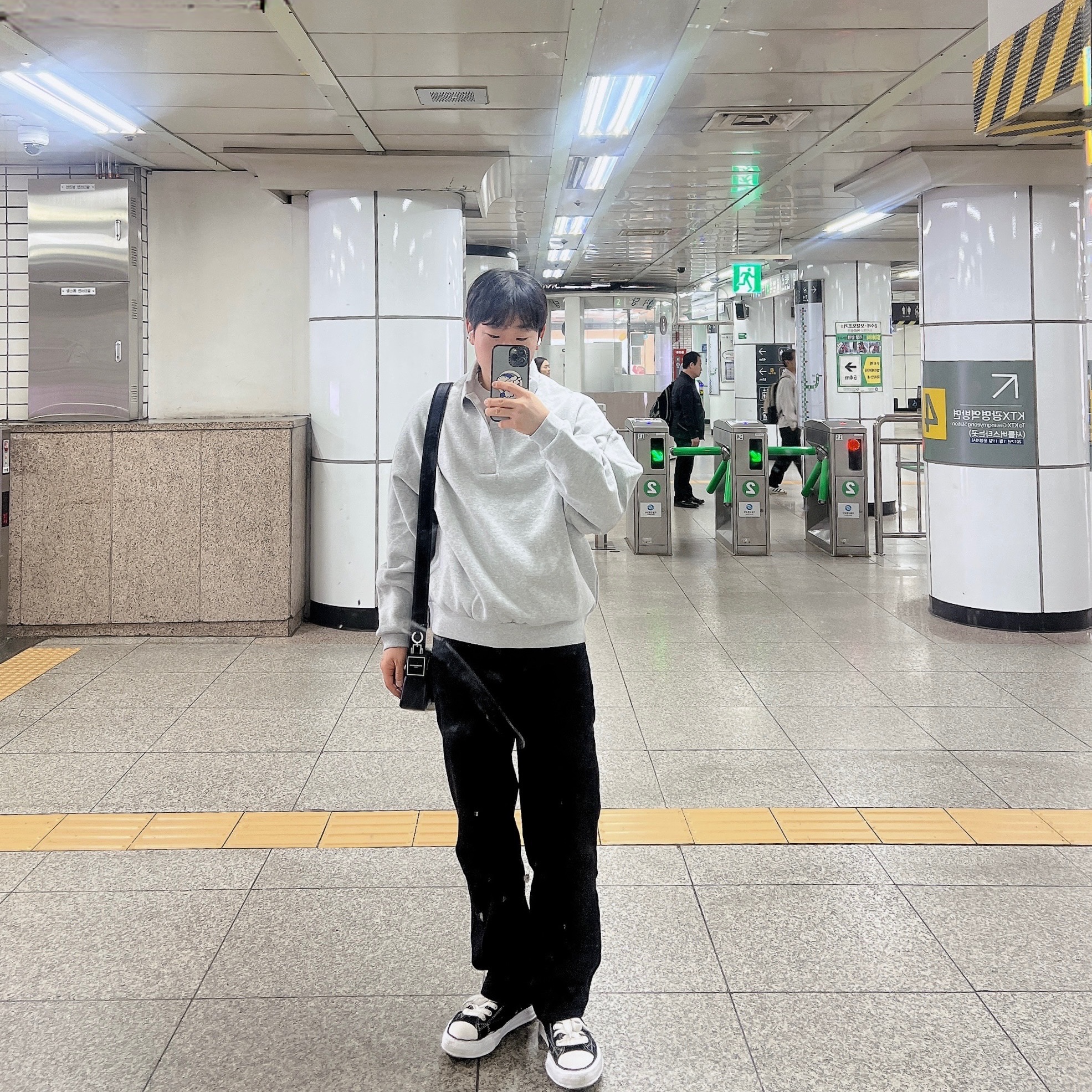 Essentials Long Sleeve Polo Light Heather Grey - 24SS, Wooyoungmi Square Mini Bag Black 착용 스타일 - 1