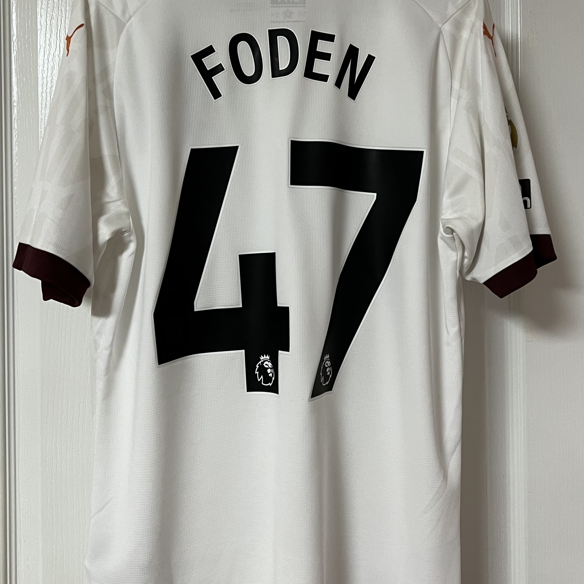 Nike Liverpool FC 2023/24 Dri-Fit Stadium Home Jersey Gym Red (Non Marking Ver.), Puma Manchester City 2023/24 Away Jersey White Aubergine (Non Marking Ver.) 착용 스타일 - 2