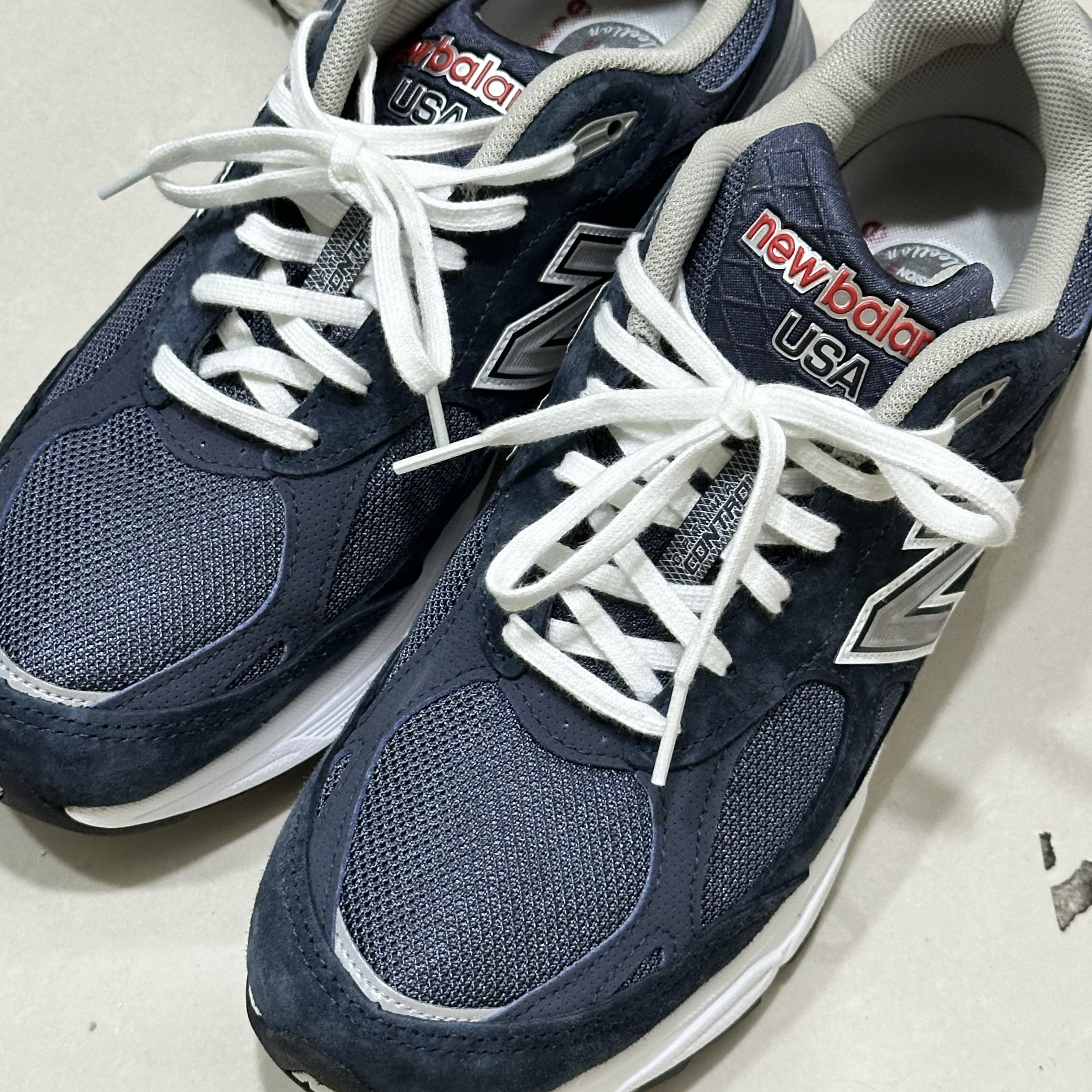 New Balance 990v3 Made in USA Navy - D Standard 착용 스타일 - 1
