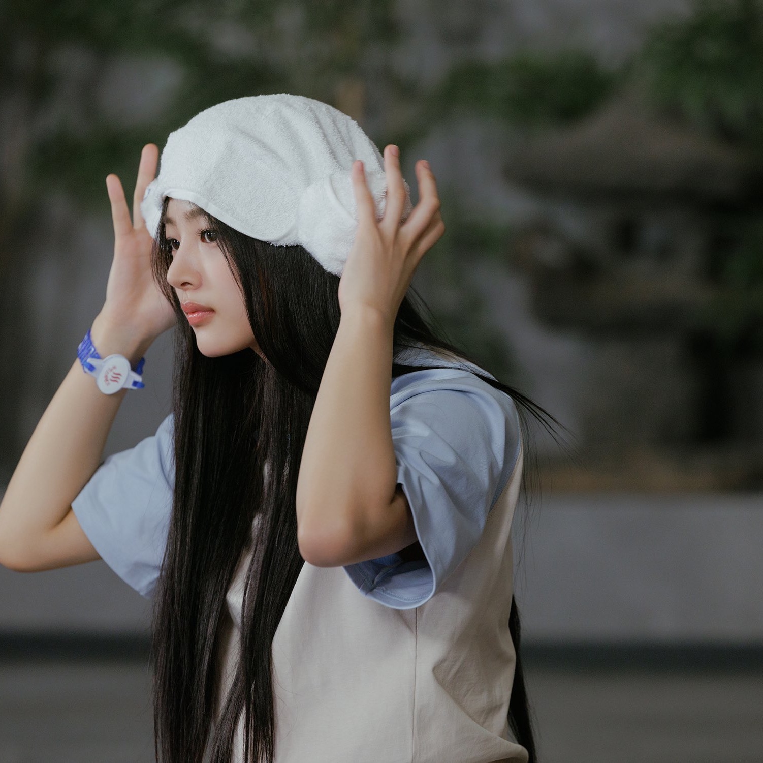 NewJeans Bunini Doll Keyring Blue Multi 착용 스타일 - 5