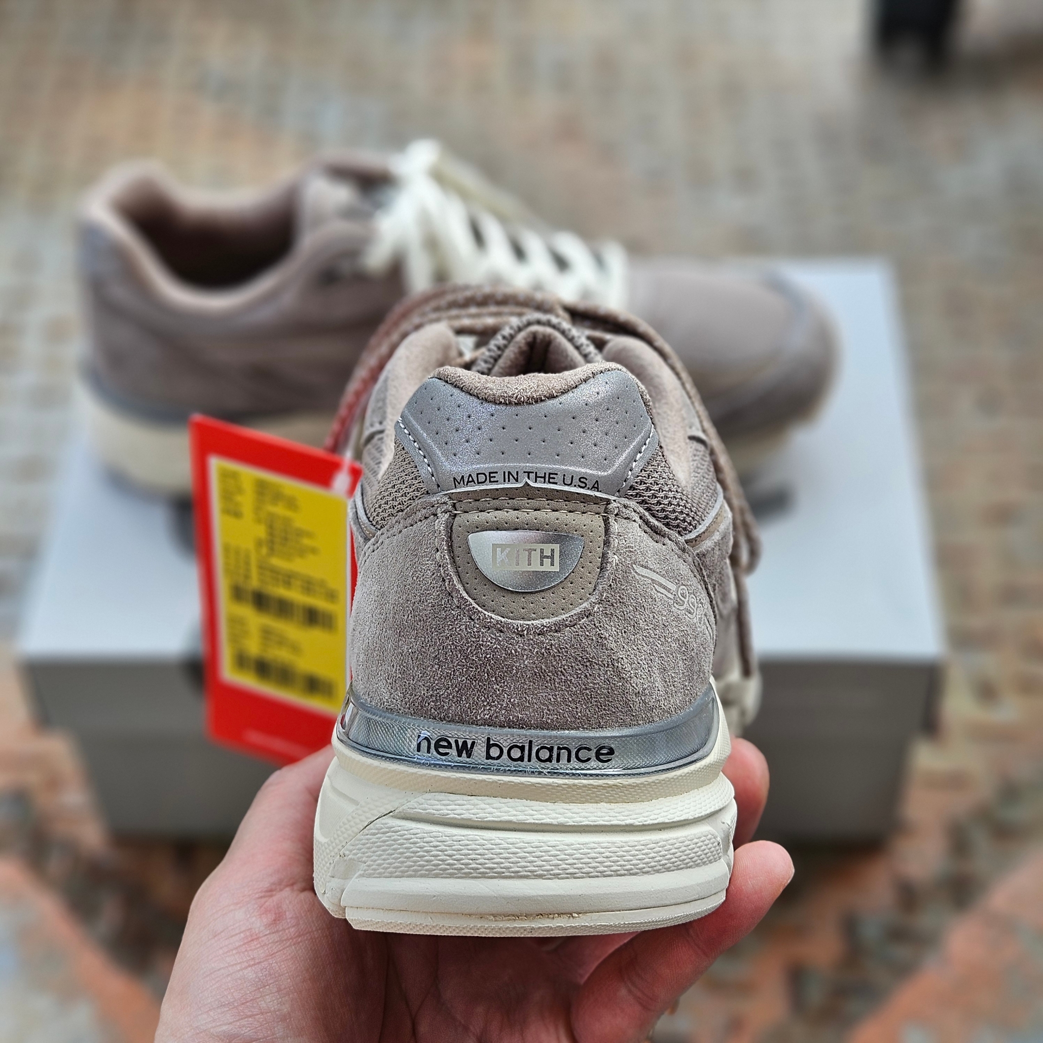 New Balance x Kith 101 990v4 Made in USA Moonrock 착용 스타일 - 5