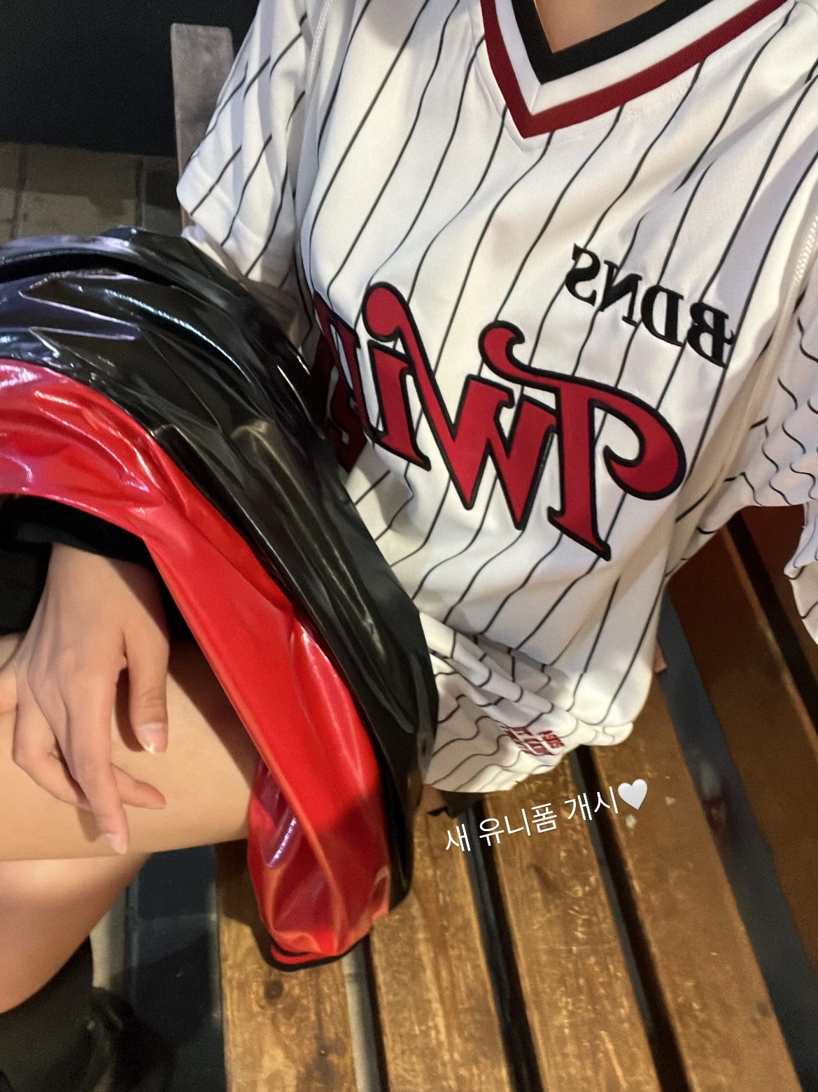 BDNS x LG TWINS Classic Logo Stripe Baseball Jersey White (Non Marking Ver.) 착용 스타일