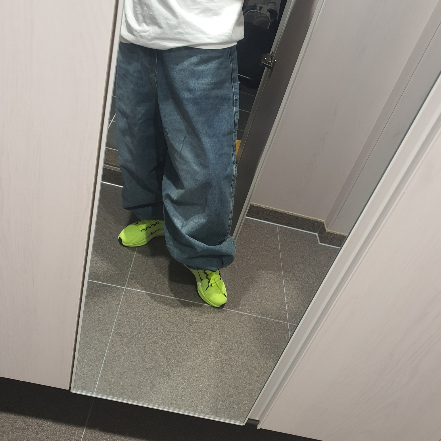 (W) Nike Air Zoom Pegasus 41 Volt Barely Volt 착용 스타일 - 2