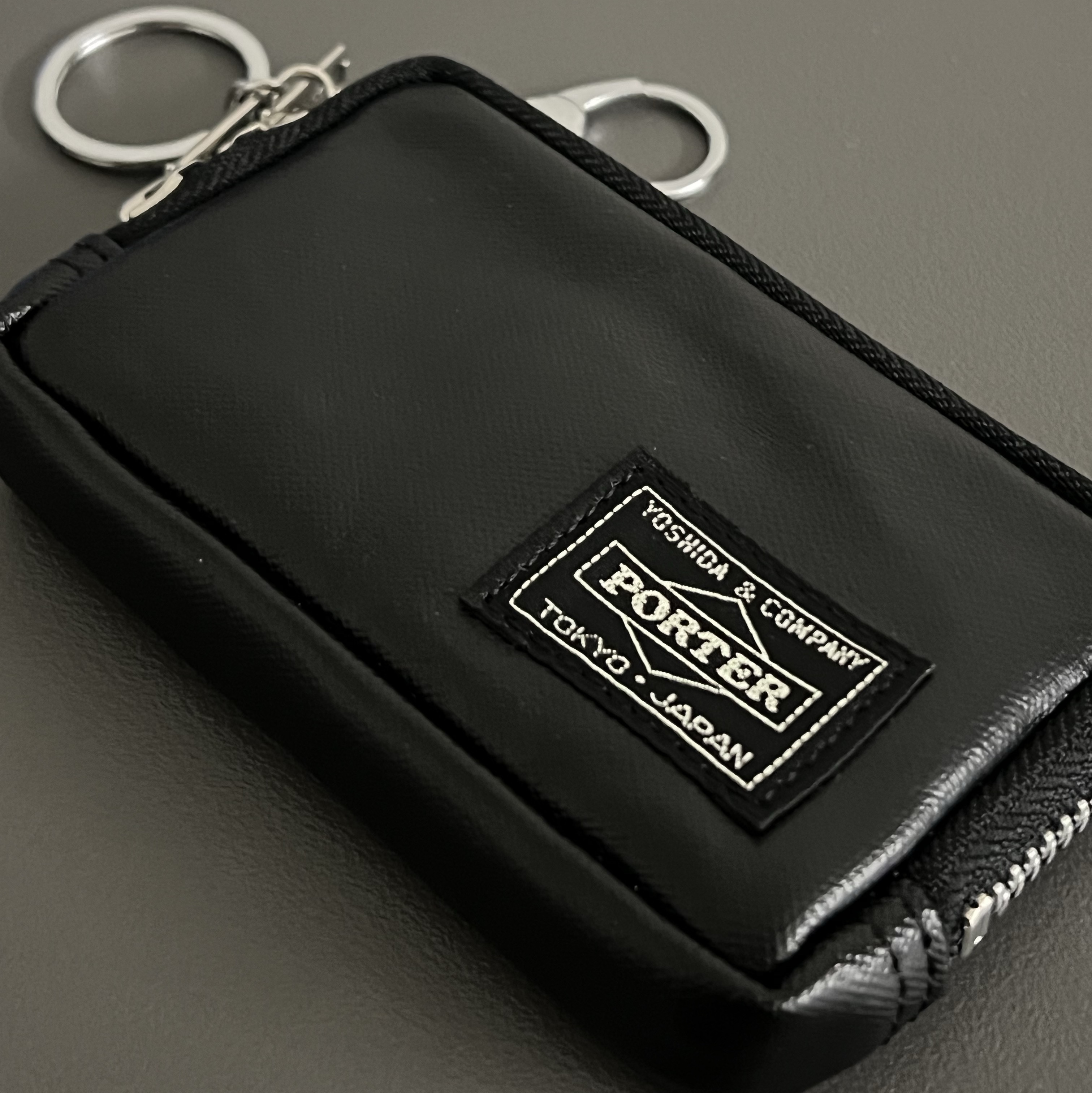 Porter Freestyle Multi Coin Case Black 착용 스타일