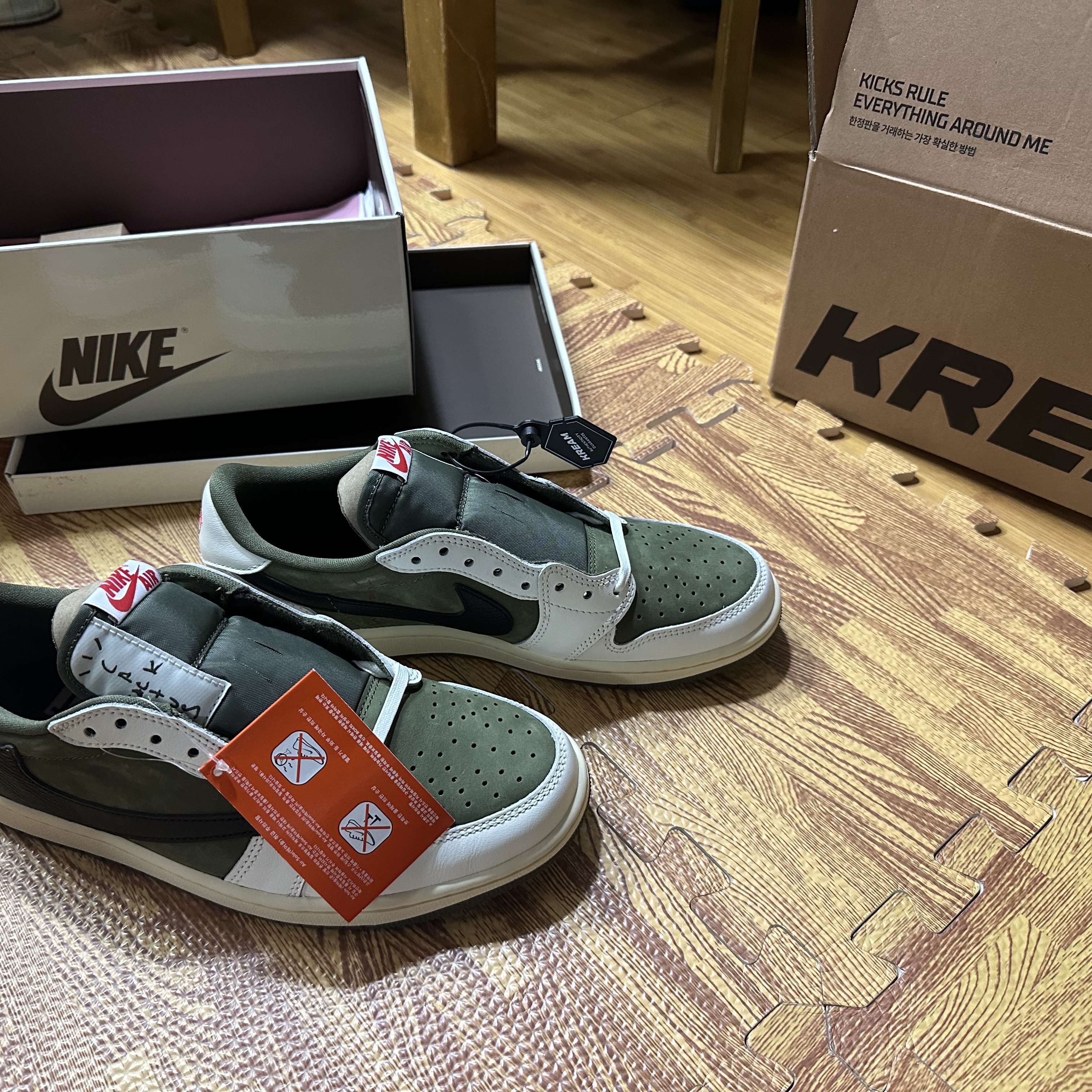 Jordan 1 x Travis Scott Retro Low OG SP Reverse Olive 착용 스타일 - 1