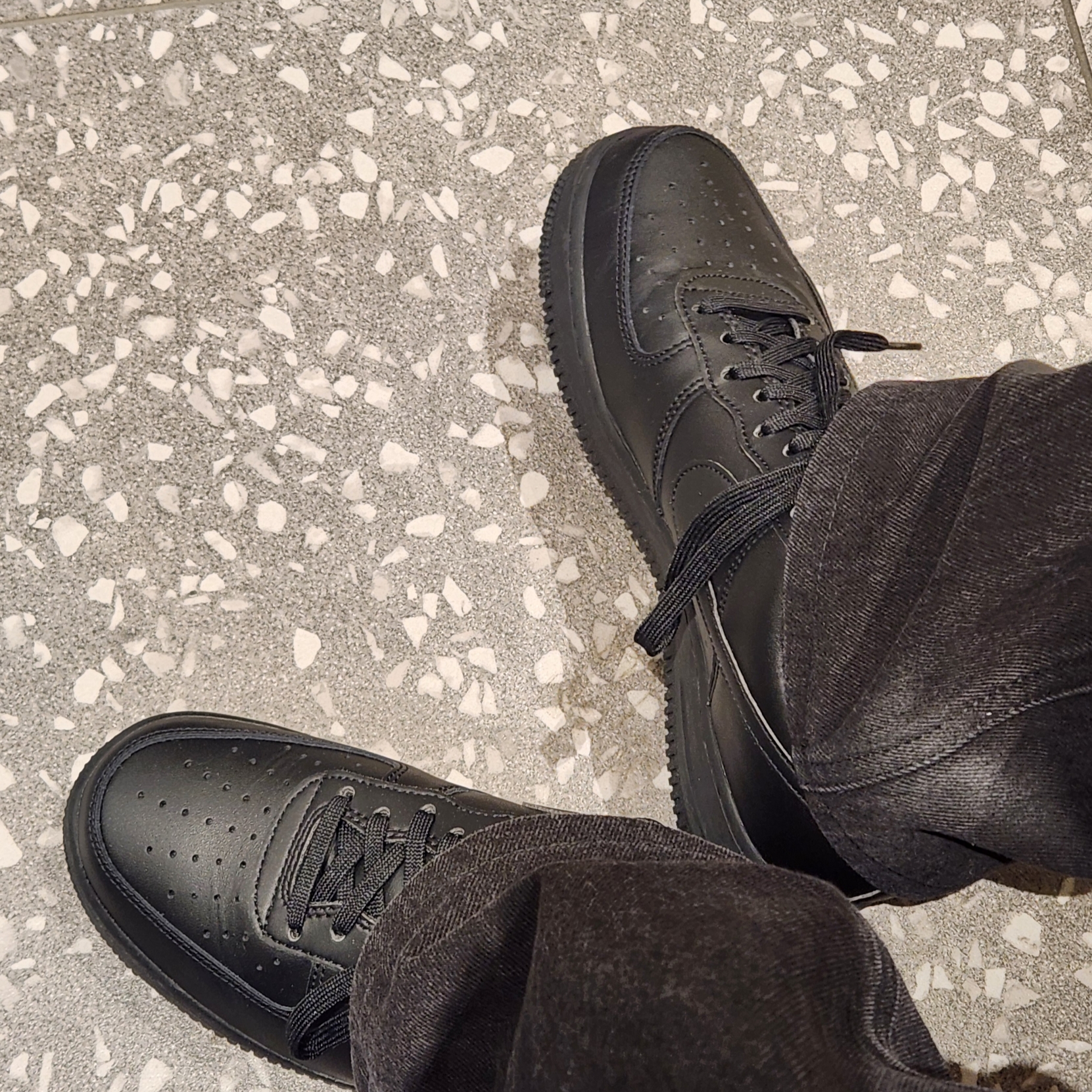 Nike Air Force 1 '07 Fresh Black 착용 스타일 - 1