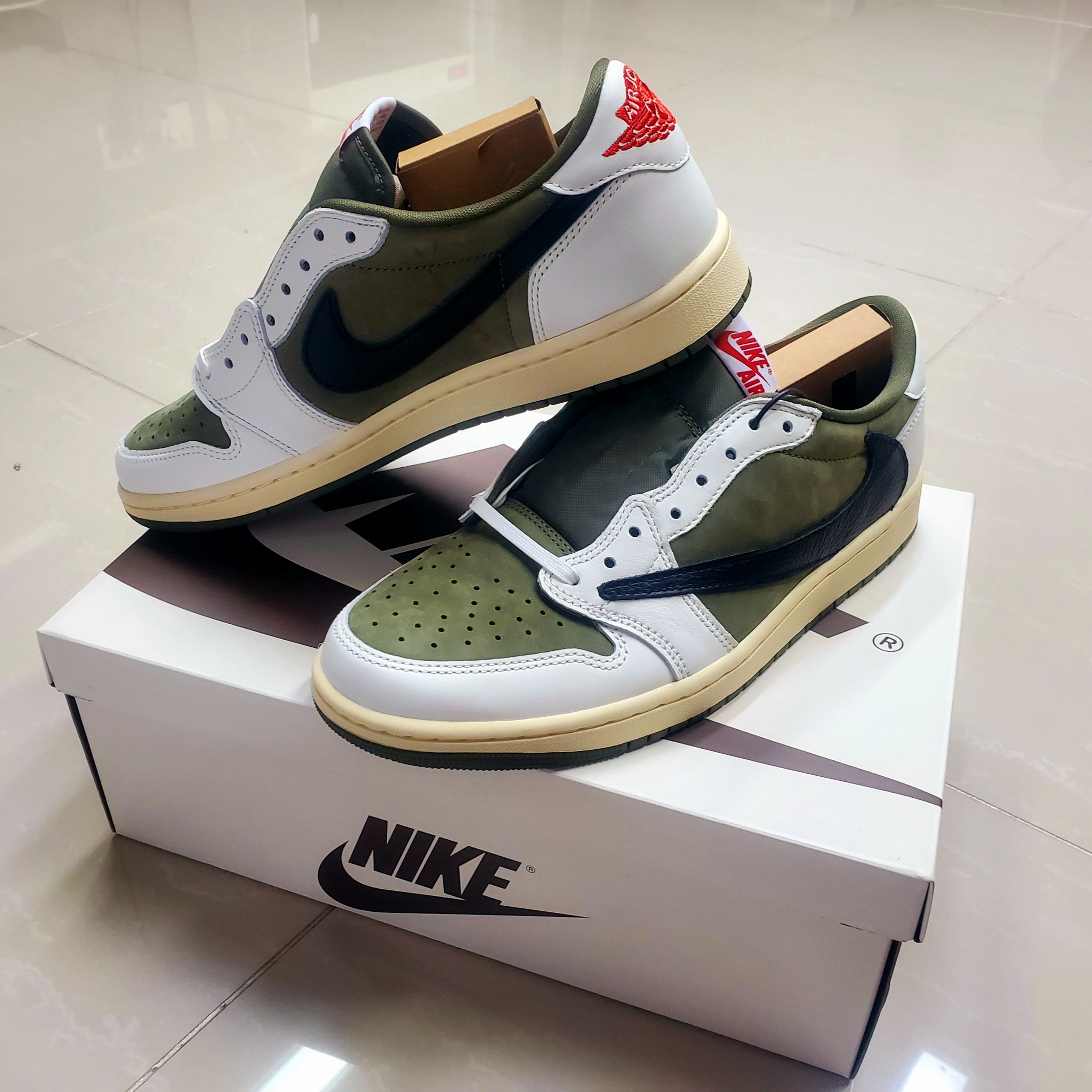 Jordan 1 x Travis Scott Retro Low OG SP Reverse Olive 착용 스타일