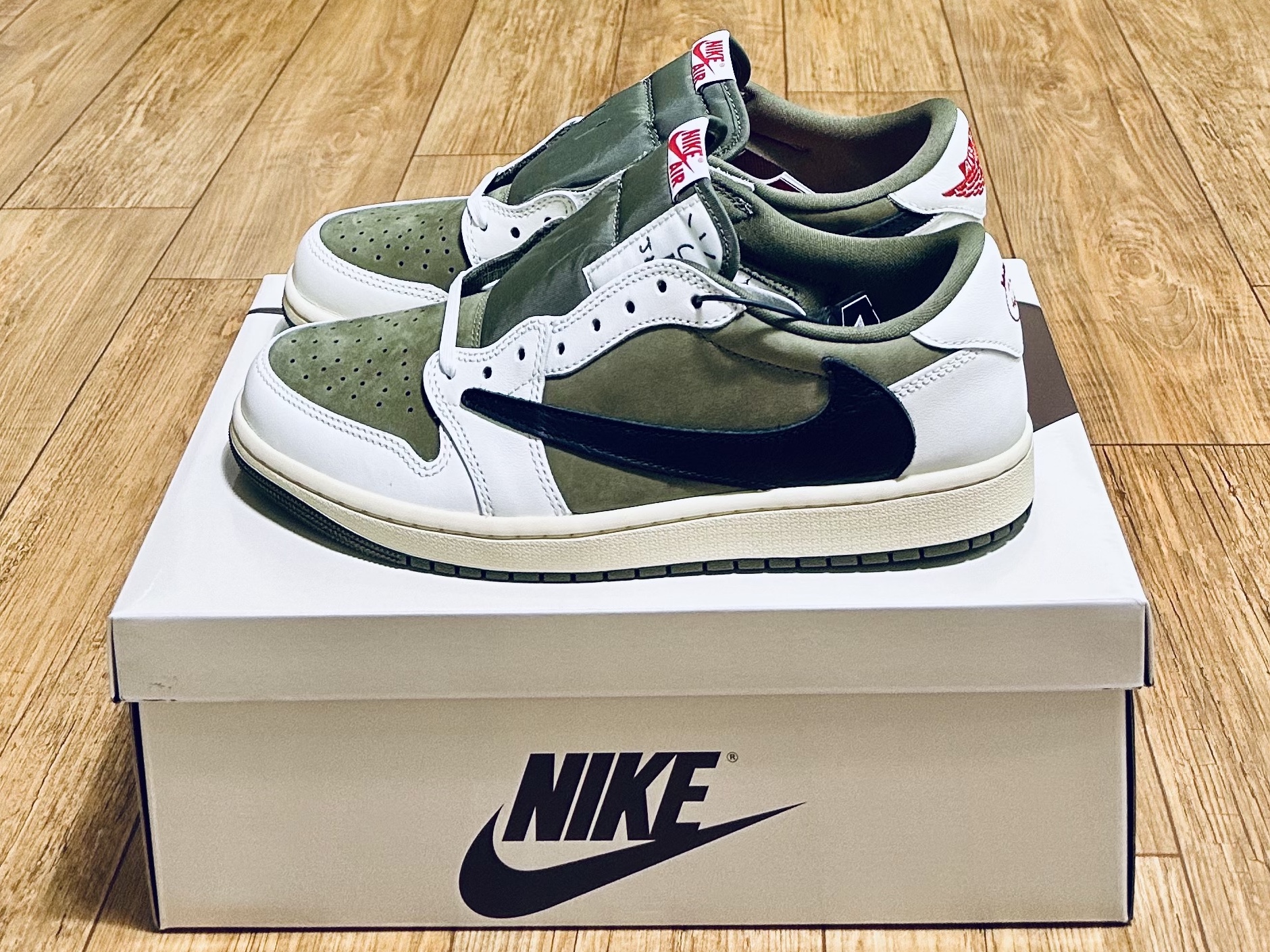 Jordan 1 x Travis Scott Retro Low OG SP Reverse Olive 착용 스타일