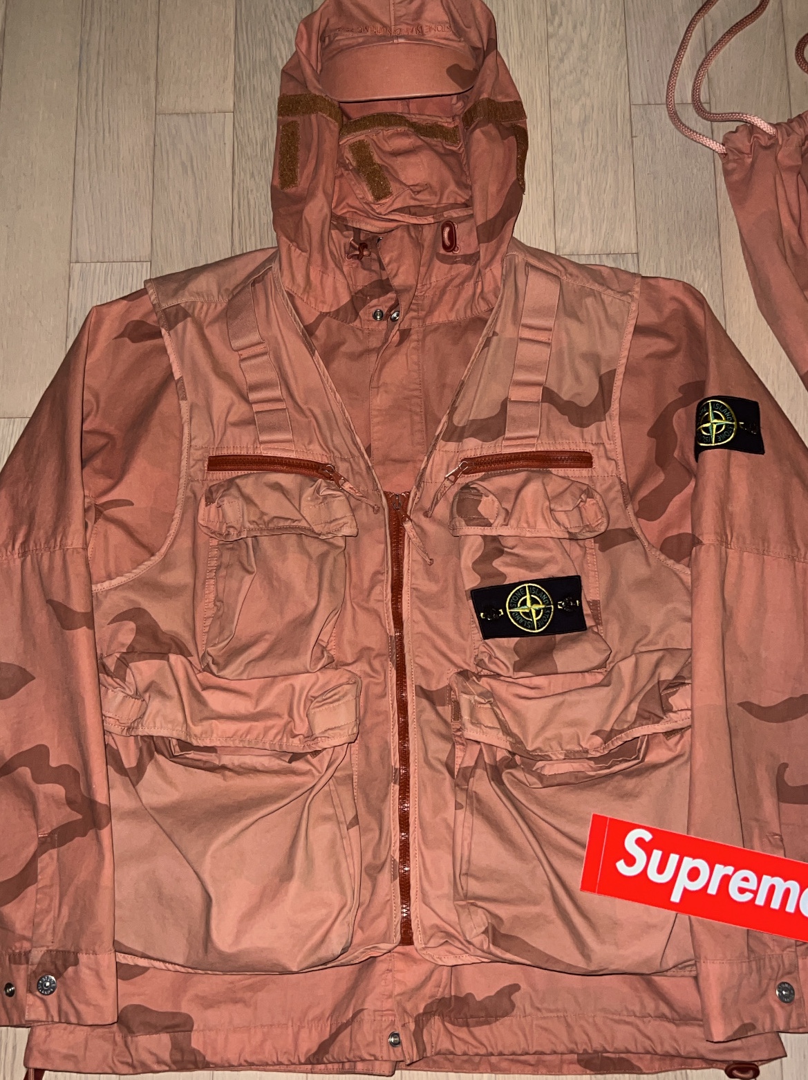Supreme x Stone Island Riot Mask Camo Jacket Coral - 19SS, Supreme x Stone Island Camo Cargo Vest Coral Camo - 19SS 착용 스타일 - 2