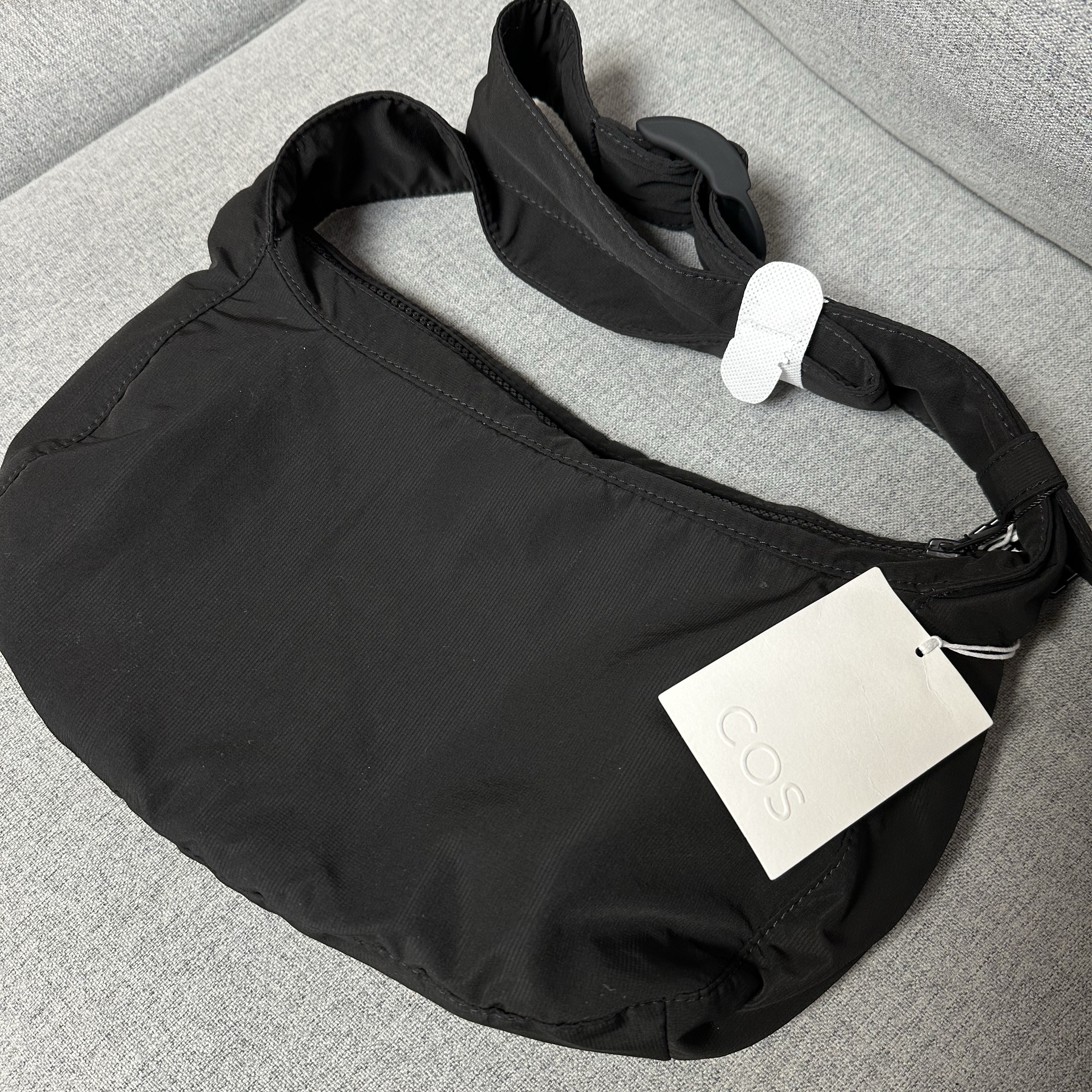 COS Nylon Crossbody Saddle Bag Black 착용 스타일