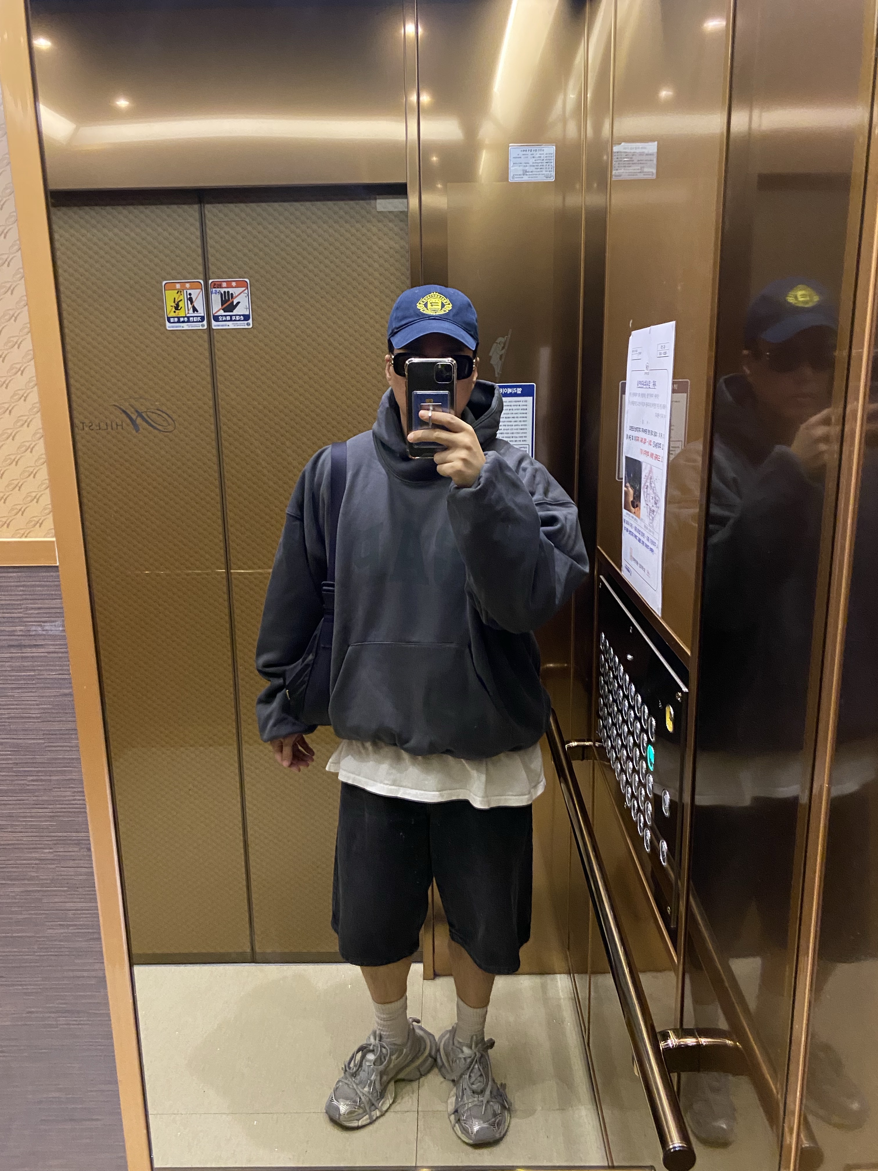 Balenciaga 3XL Sneakers Light Beige, Yeezy Gap Engineered By Balenciaga Dove Hoodie Black 착용 스타일 - 1