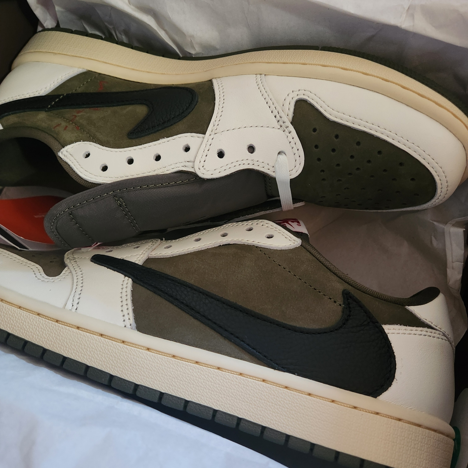 Jordan 1 x Travis Scott Retro Low OG SP Reverse Olive 착용 스타일