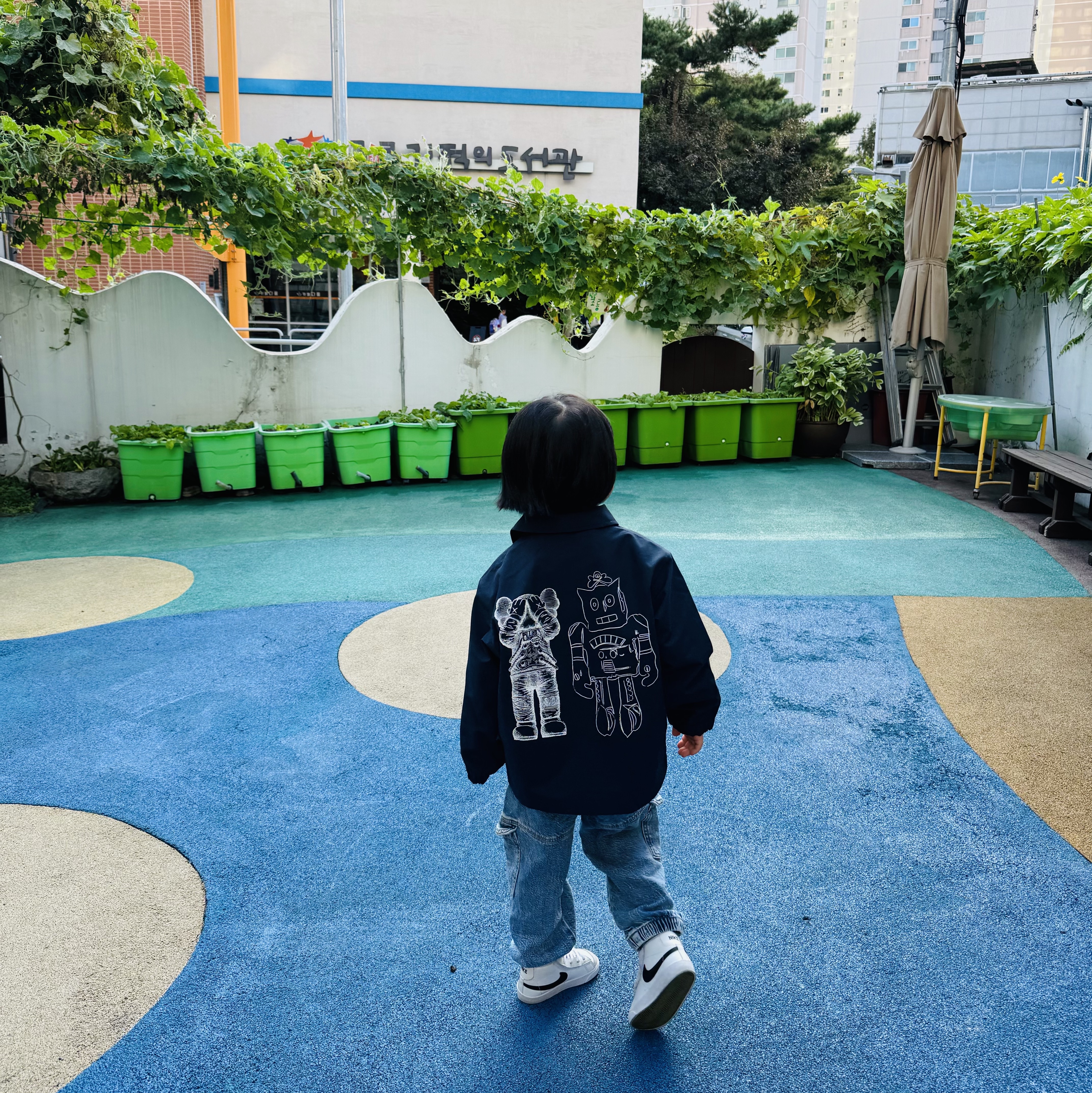 (Kids) Uniqlo UT x Kaws x Warhol Coach Jacket Navy, (Kids) Uniqlo UT x Kaws x Warhol S/S Graphic T-Shirt C Black 착용 스타일 - 2