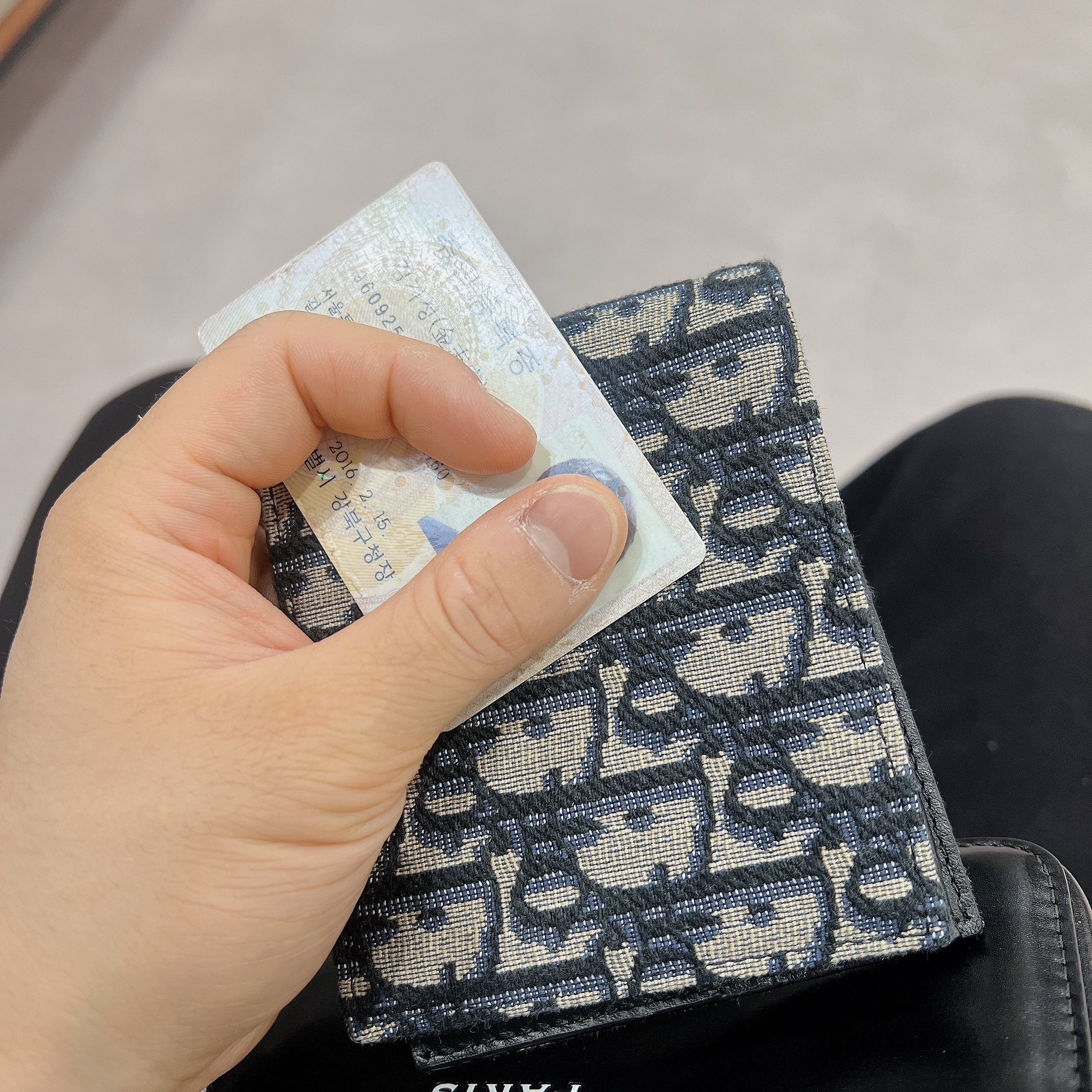 Essentials Long Sleeve Polo Light Heather Grey - 24SS, Wooyoungmi Square Mini Bag Black 착용 스타일 - 3