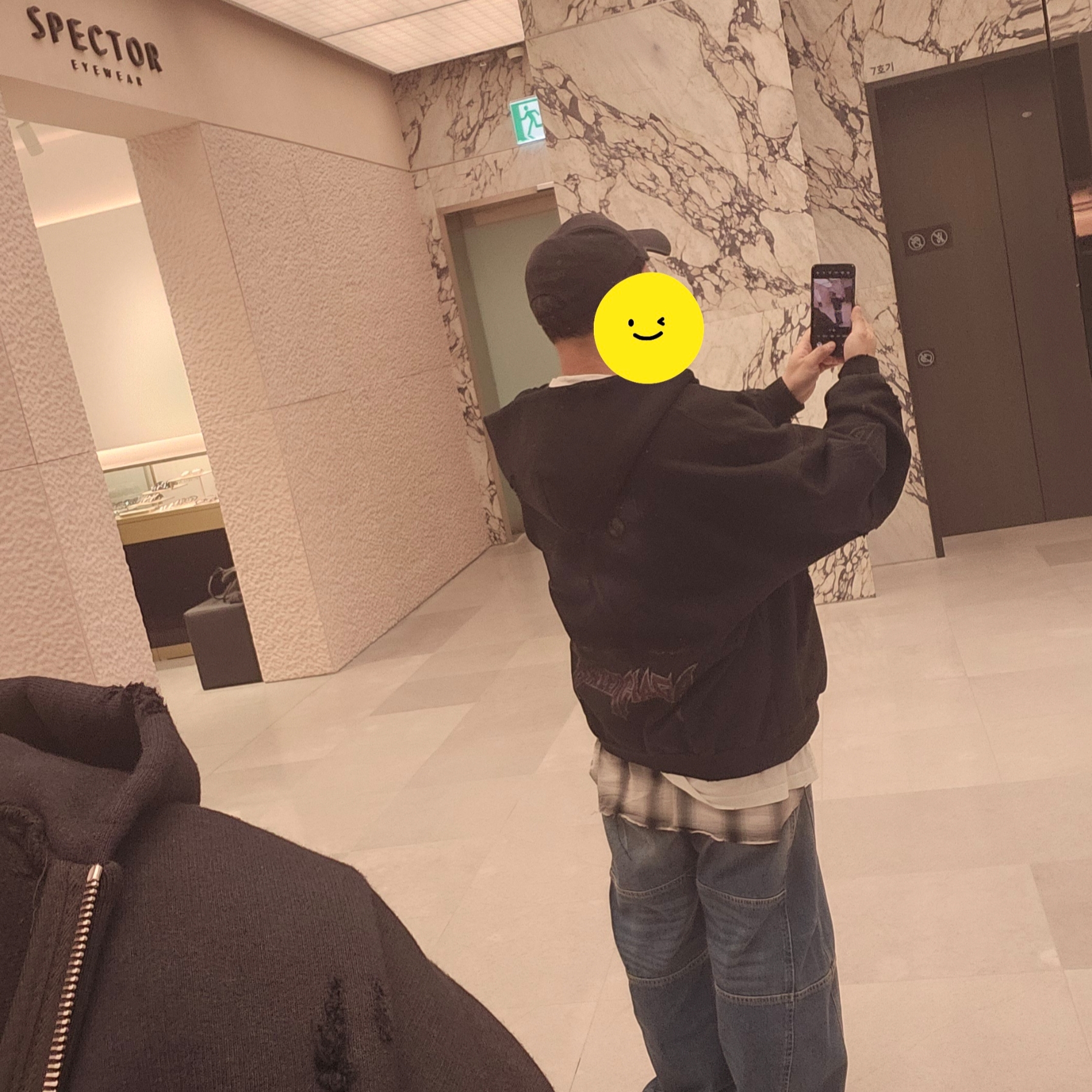 Balenciaga Paris Moon Outerwear Zip-Up Hoodie Oversized Black Faded, Balenciaga Track.3 Sneaker Black 착용 스타일 - 1