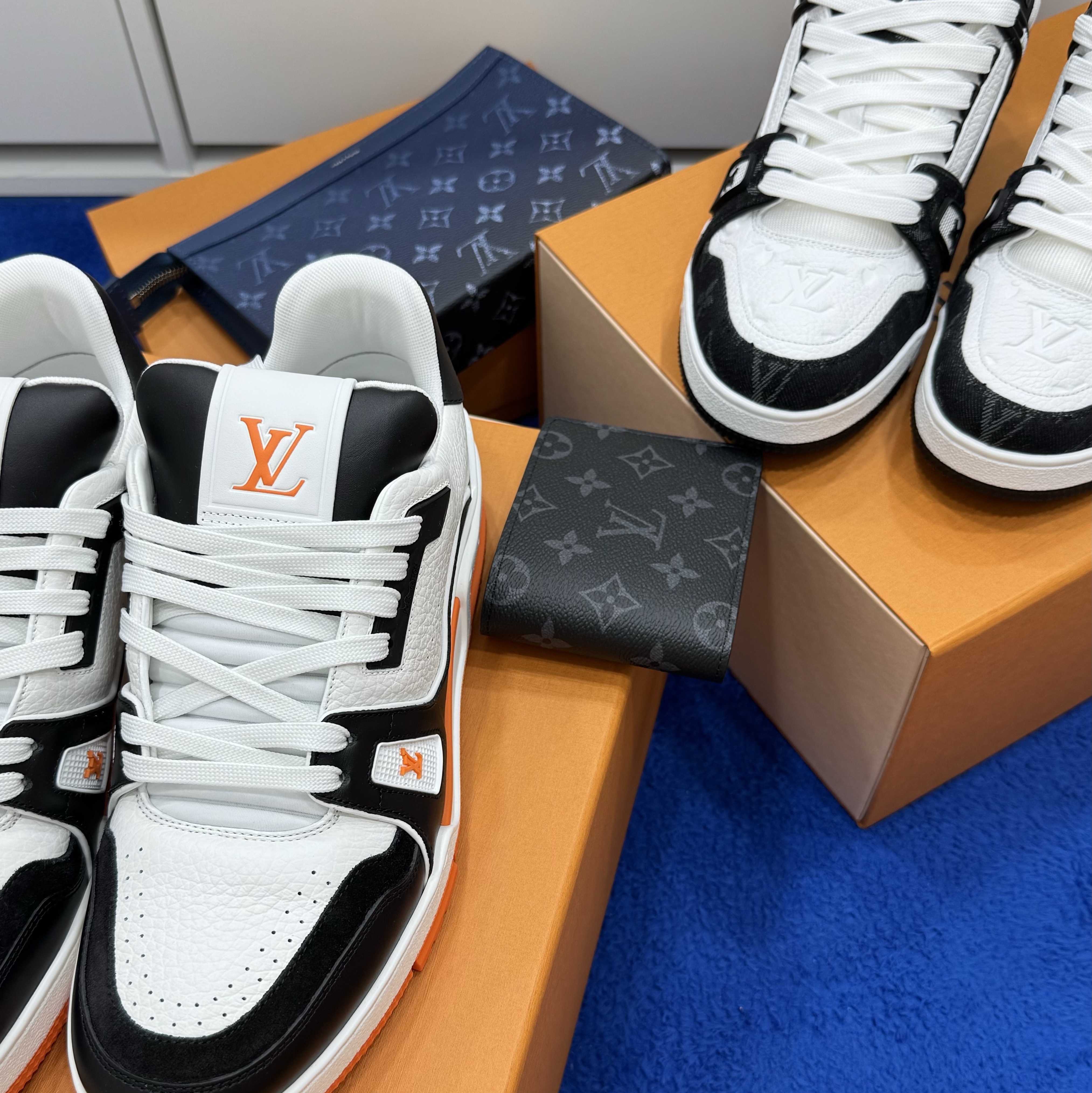 Louis Vuitton Marco Wallet Monogram Eclipse, Louis Vuitton LV Trainer Sneakers Monogram Denim White Black 착용 스타일
