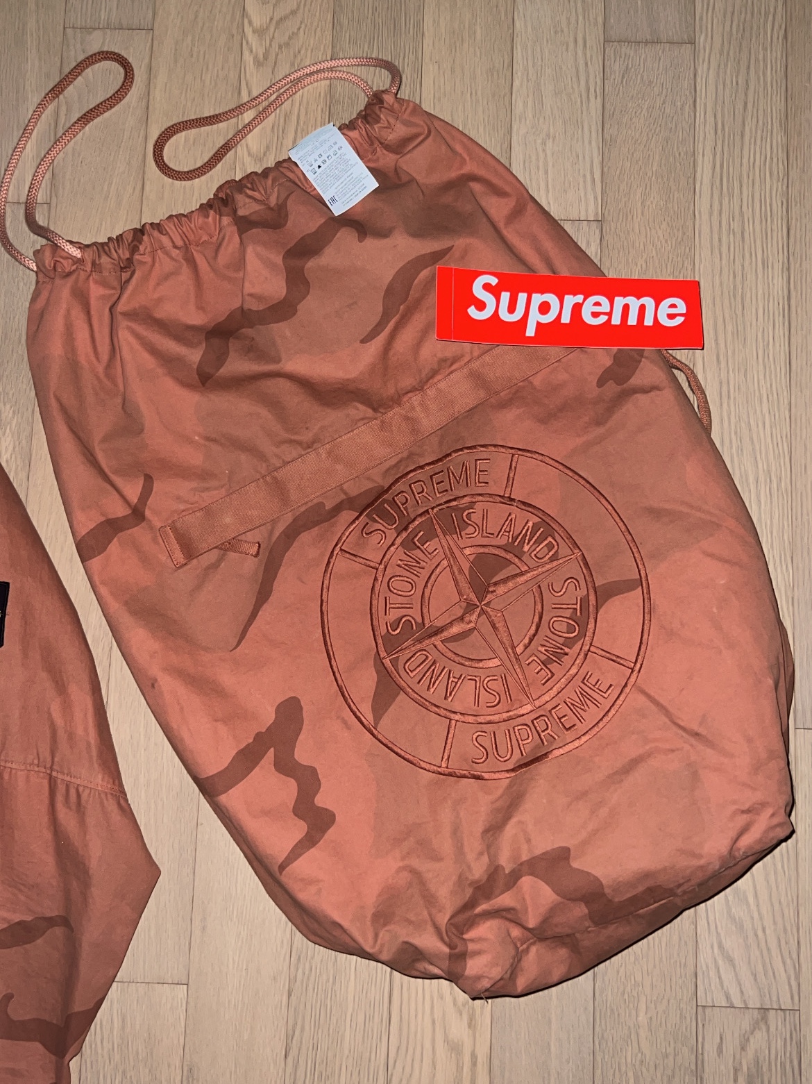 Supreme x Stone Island Riot Mask Camo Jacket Coral - 19SS, Supreme x Stone Island Camo Cargo Vest Coral Camo - 19SS 착용 스타일 - 4