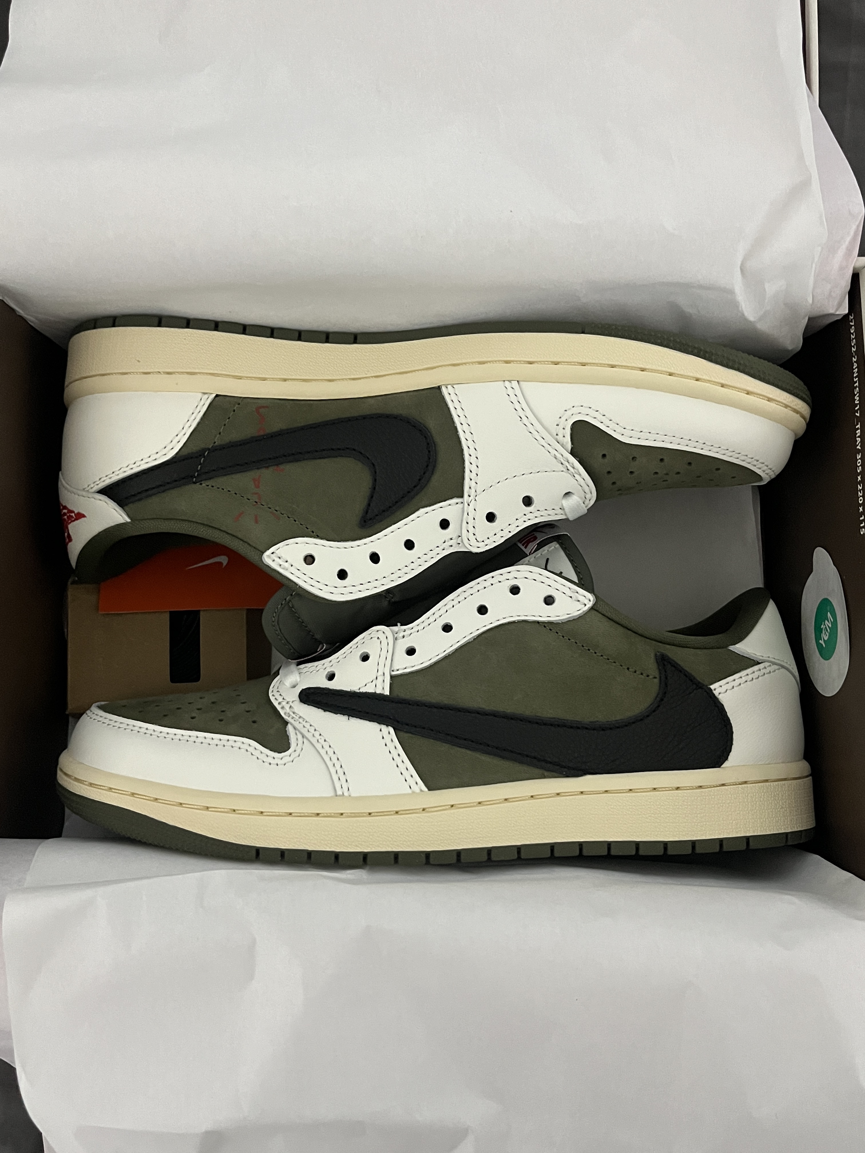 Jordan 1 x Travis Scott Retro Low OG SP Reverse Olive 착용 스타일 - 1