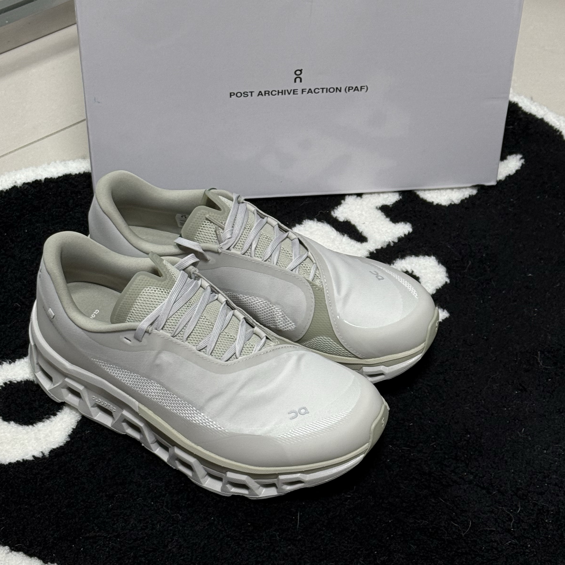 On Running x Post Archive Faction (Paf) Cloudmonster 2 Moondust Chalk 착용 스타일