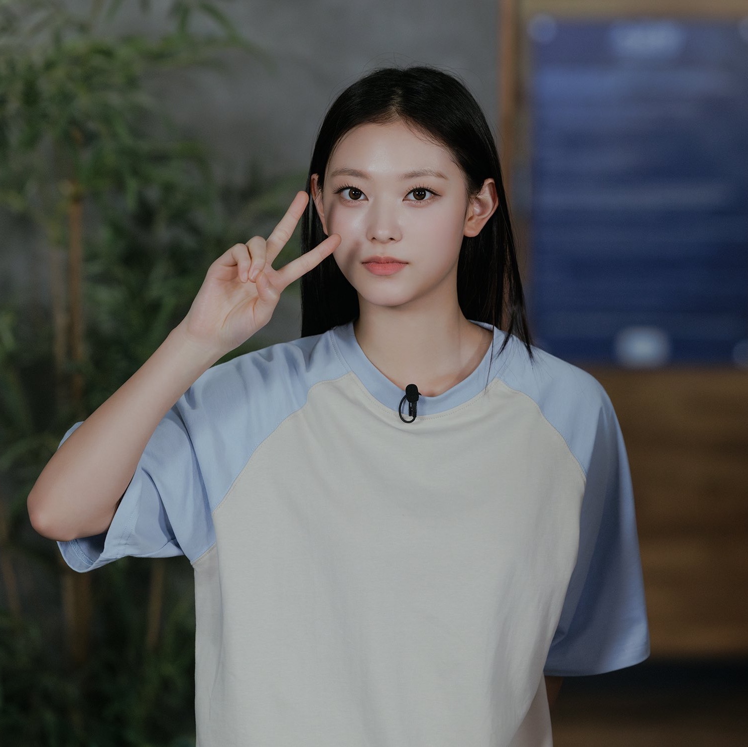 NewJeans Bunini Doll Keyring Blue Multi 착용 스타일 - 7