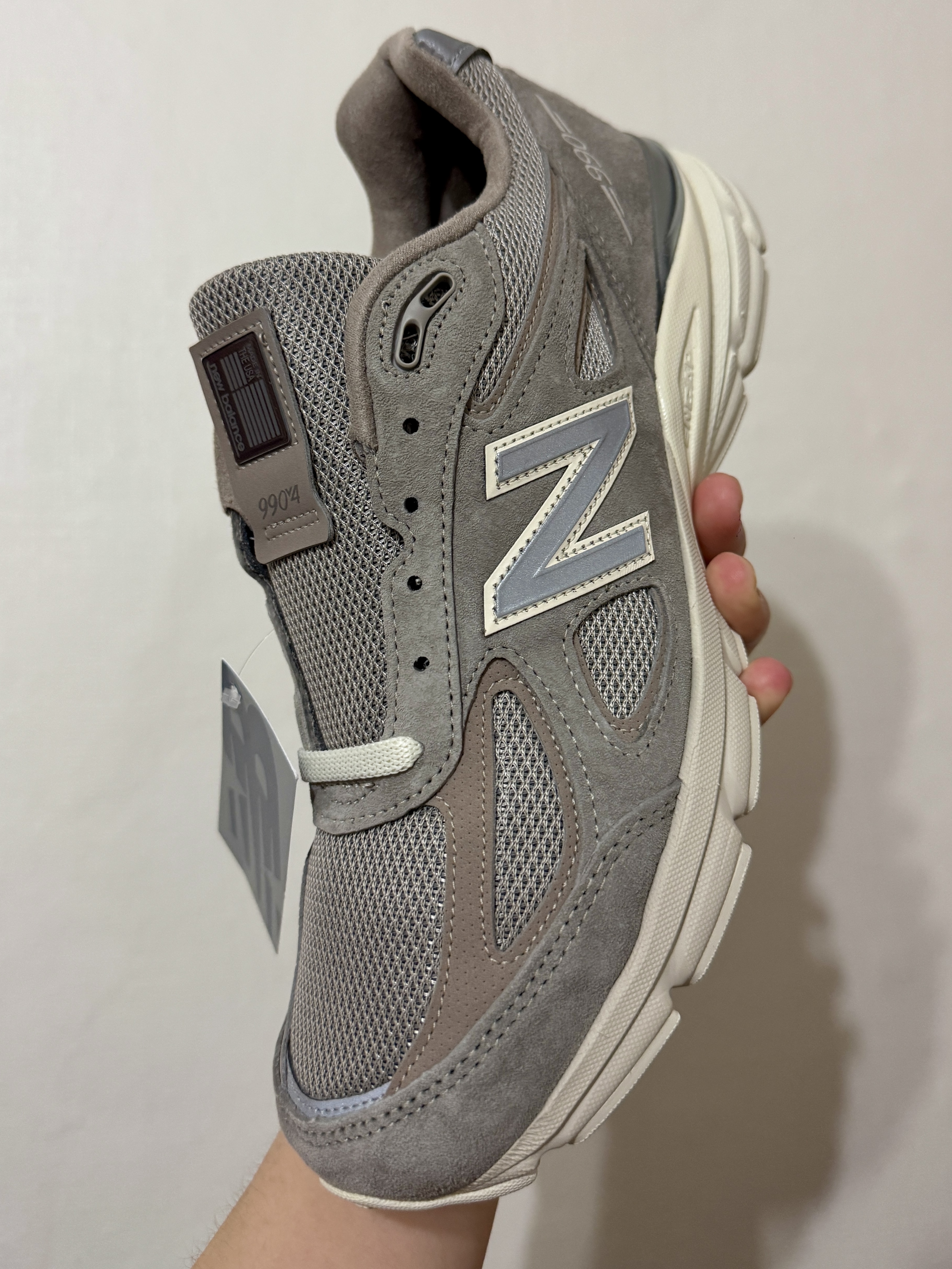New Balance x Kith 101 990v4 Made in USA Moonrock 착용 스타일 - 1