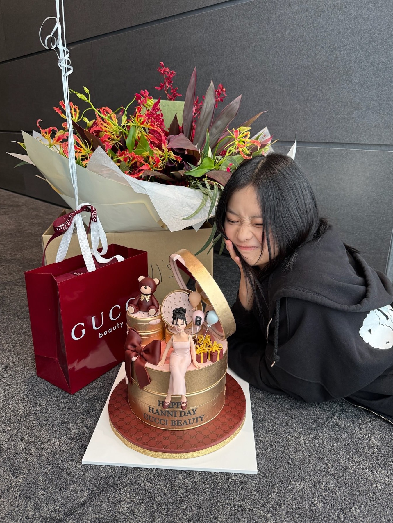 NewJeans Hoodie Black, Jordan 1 x Travis Scott Retro Low OG SP Reverse Olive 착용 스타일 - 2