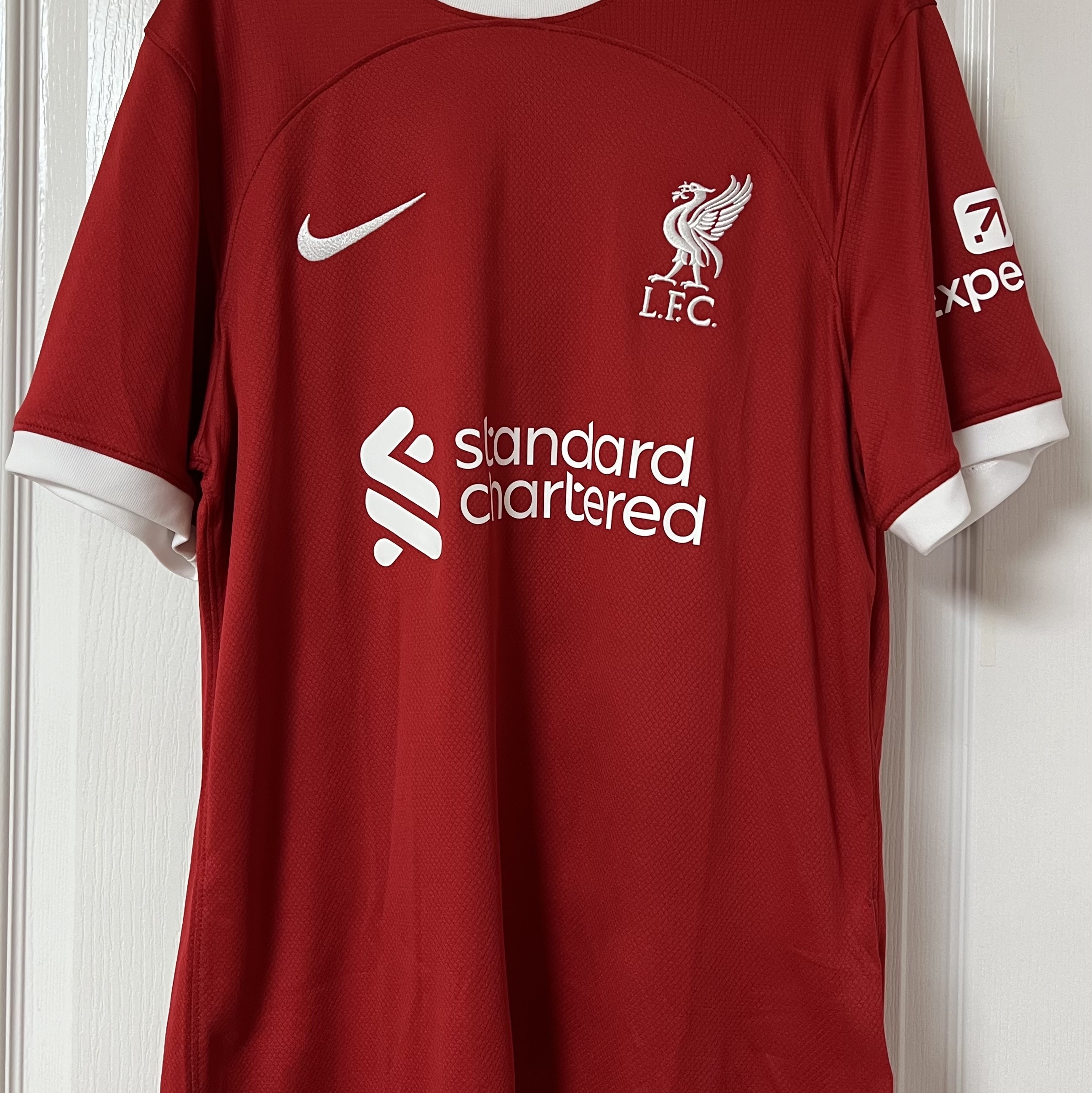 Nike Liverpool FC 2023/24 Dri-Fit Stadium Home Jersey Gym Red (Non Marking Ver.), Puma Manchester City 2023/24 Away Jersey White Aubergine (Non Marking Ver.) 착용 스타일 - 1