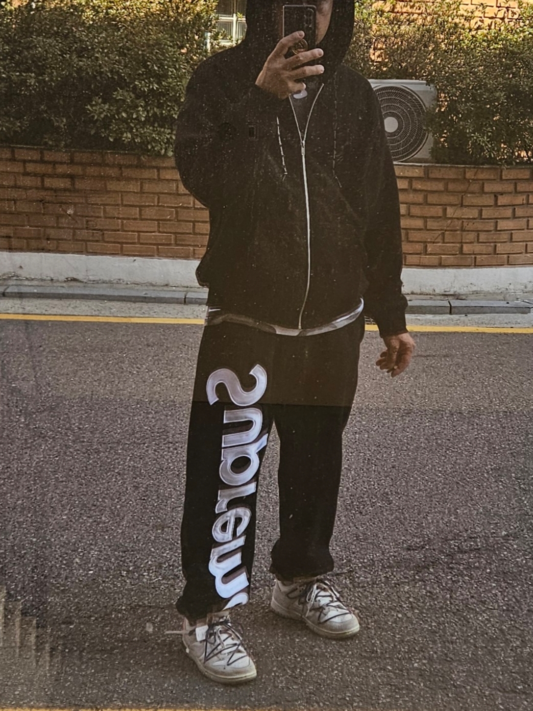 Supreme Satin Applique Sweatpants Black - 24FW, Supreme x Thrasher Zip Up Hooded Sweatshirt Black - 24FW 착용 스타일 - 1