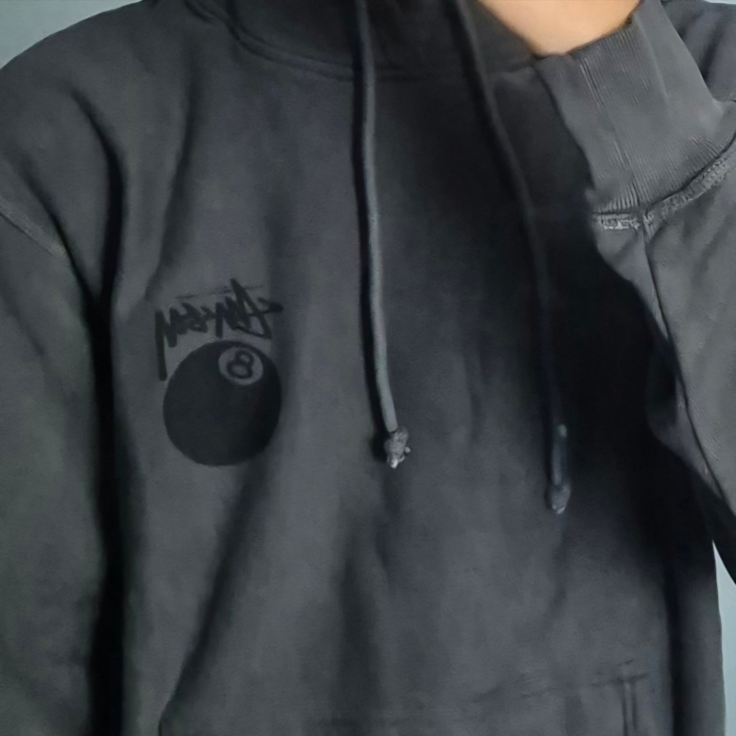 Stussy 8 Ball Hoodie Pigment Dyed Black 착용 스타일 - 1