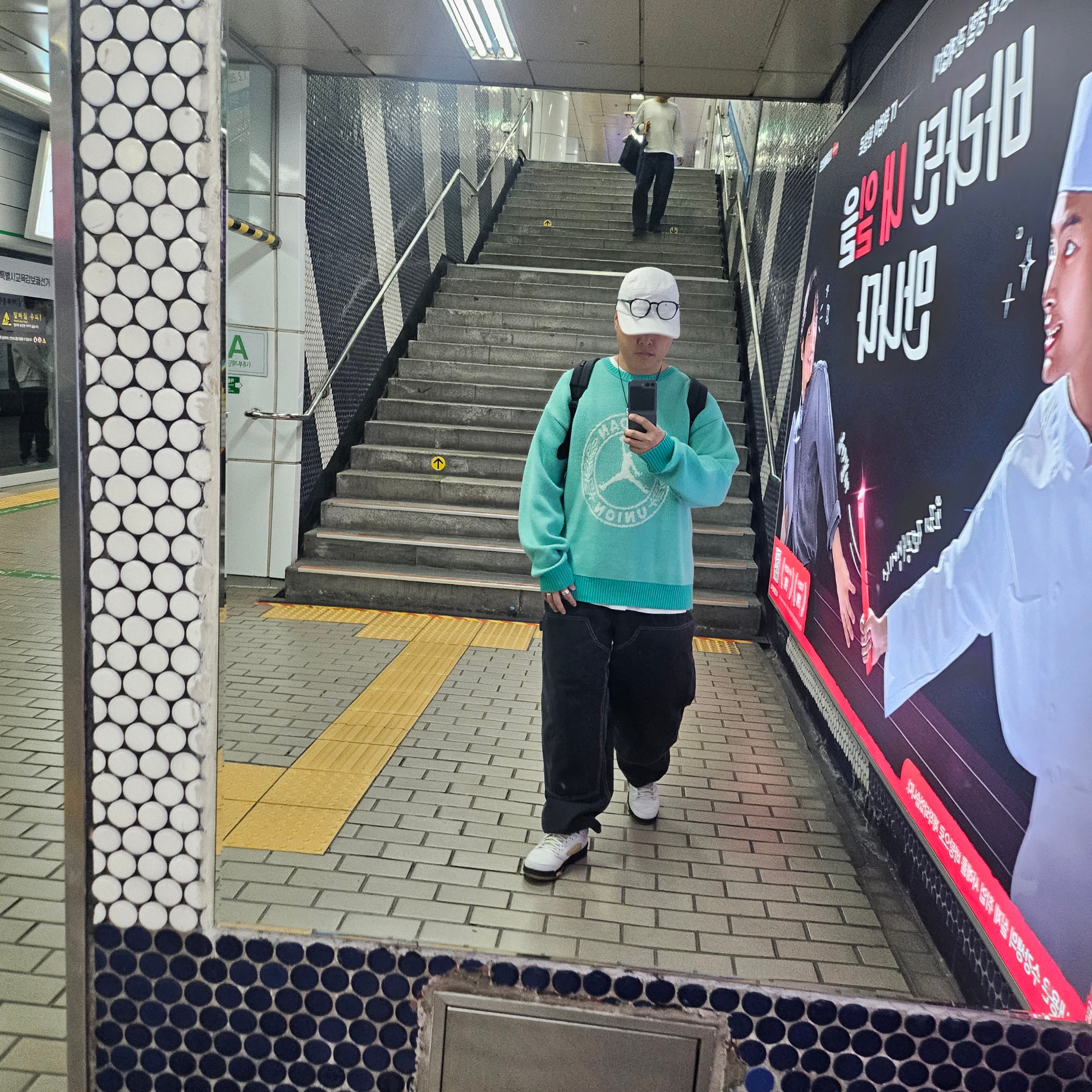Supreme x MM6 Maison Margiela Painted Camp Cap White - 24SS, Jordan x Union Sweater Kinetic Green - Asia 착용 스타일 - 1