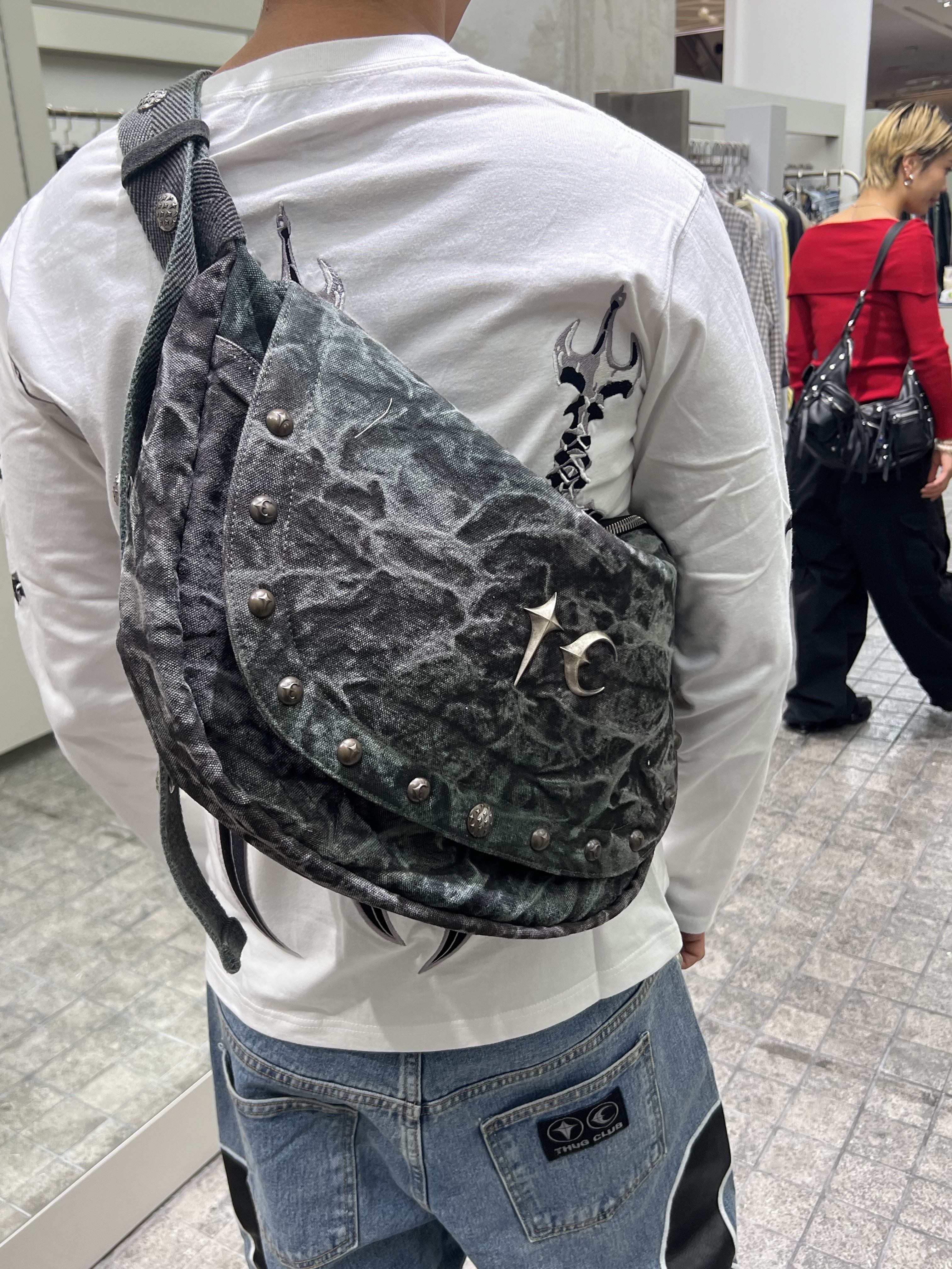 Thug Club Bio Army Messenger Bag Camo - 24FW, Thug Club Full Leather Dragon Messenger Bag Black - 24FW 착용 스타일 - 3