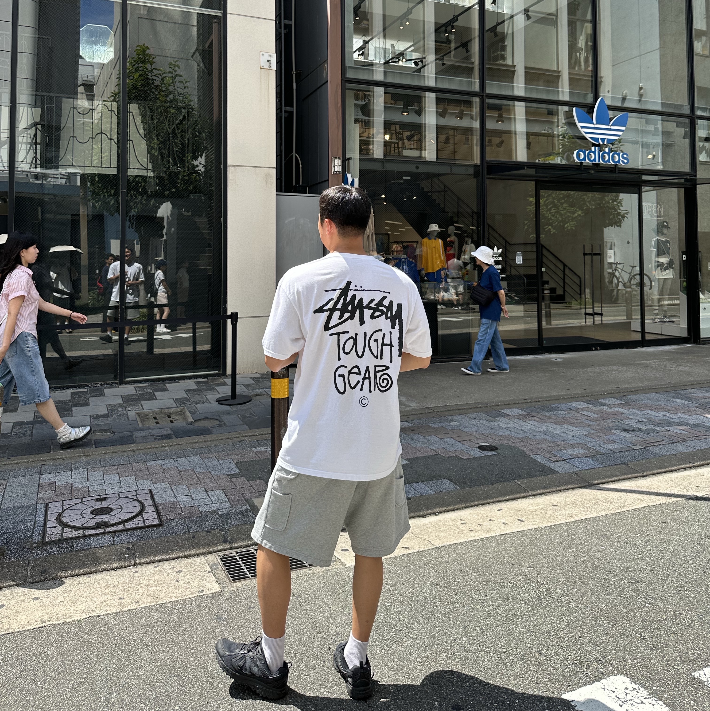 Stussy Tough Gear T-Shirt White, New Balance 410v5 Black - 2E Wide 착용 스타일