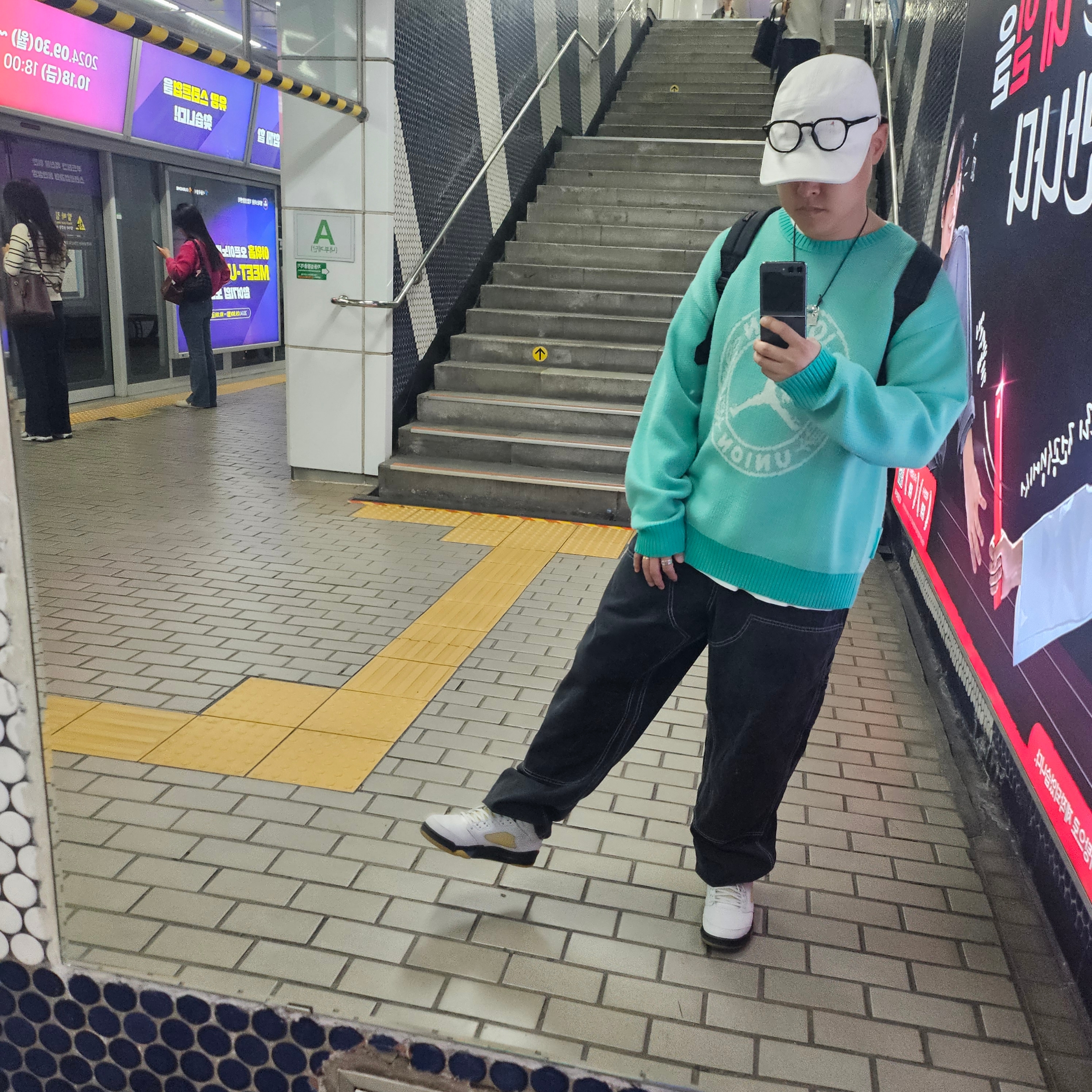 Supreme x MM6 Maison Margiela Painted Camp Cap White - 24SS, Jordan x Union Sweater Kinetic Green - Asia 착용 스타일 - 3