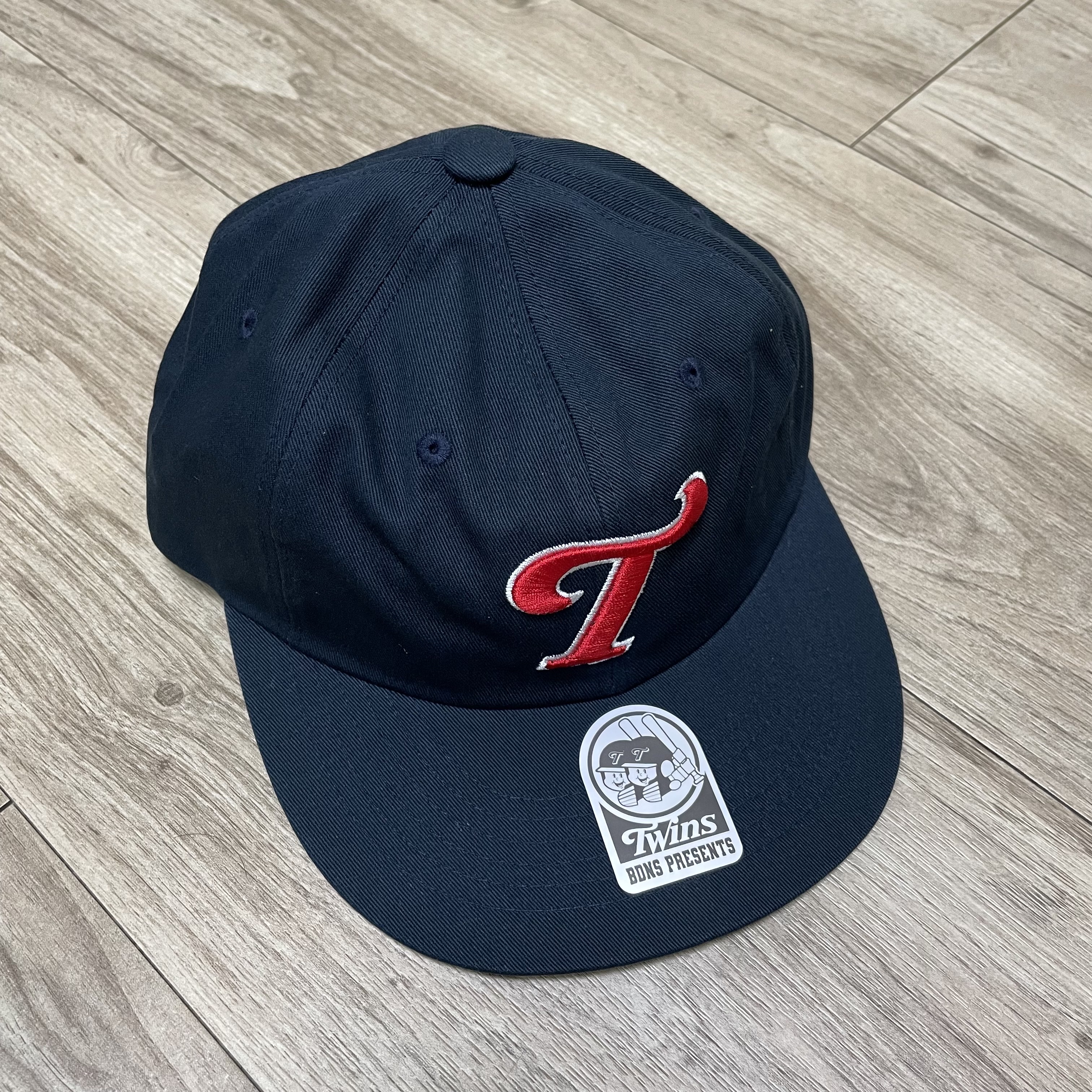 BDNS x LG TWINS Classic Logo Cap Navy 착용 스타일