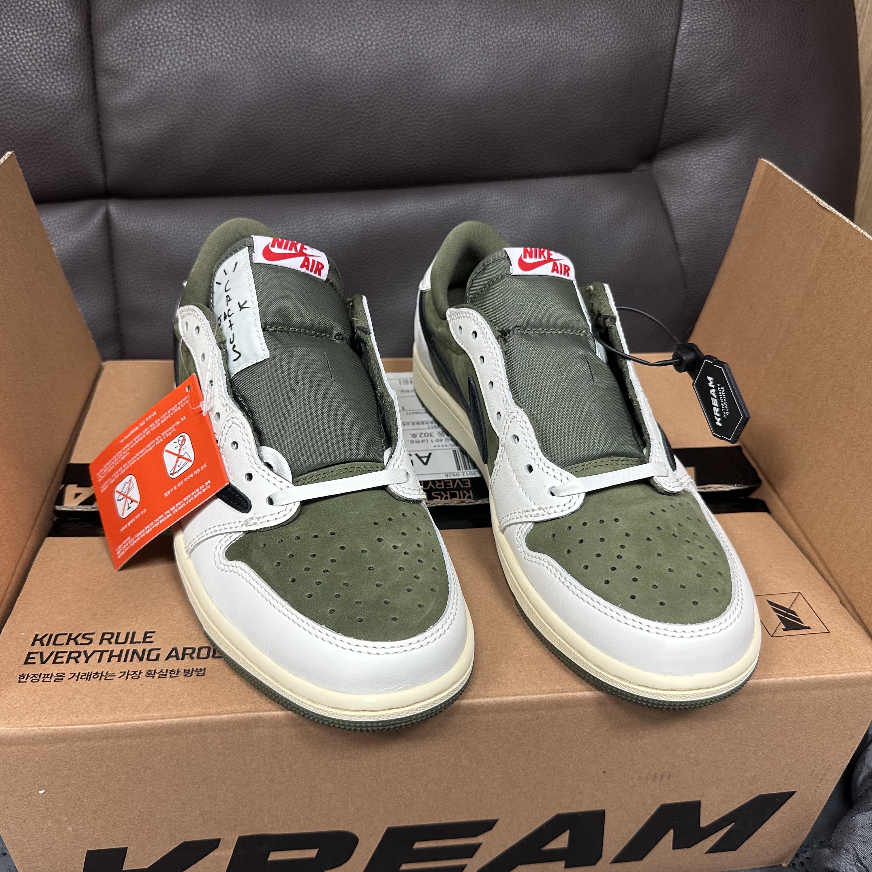 Jordan 1 x Travis Scott Retro Low OG SP Reverse Olive 착용 스타일 - 3