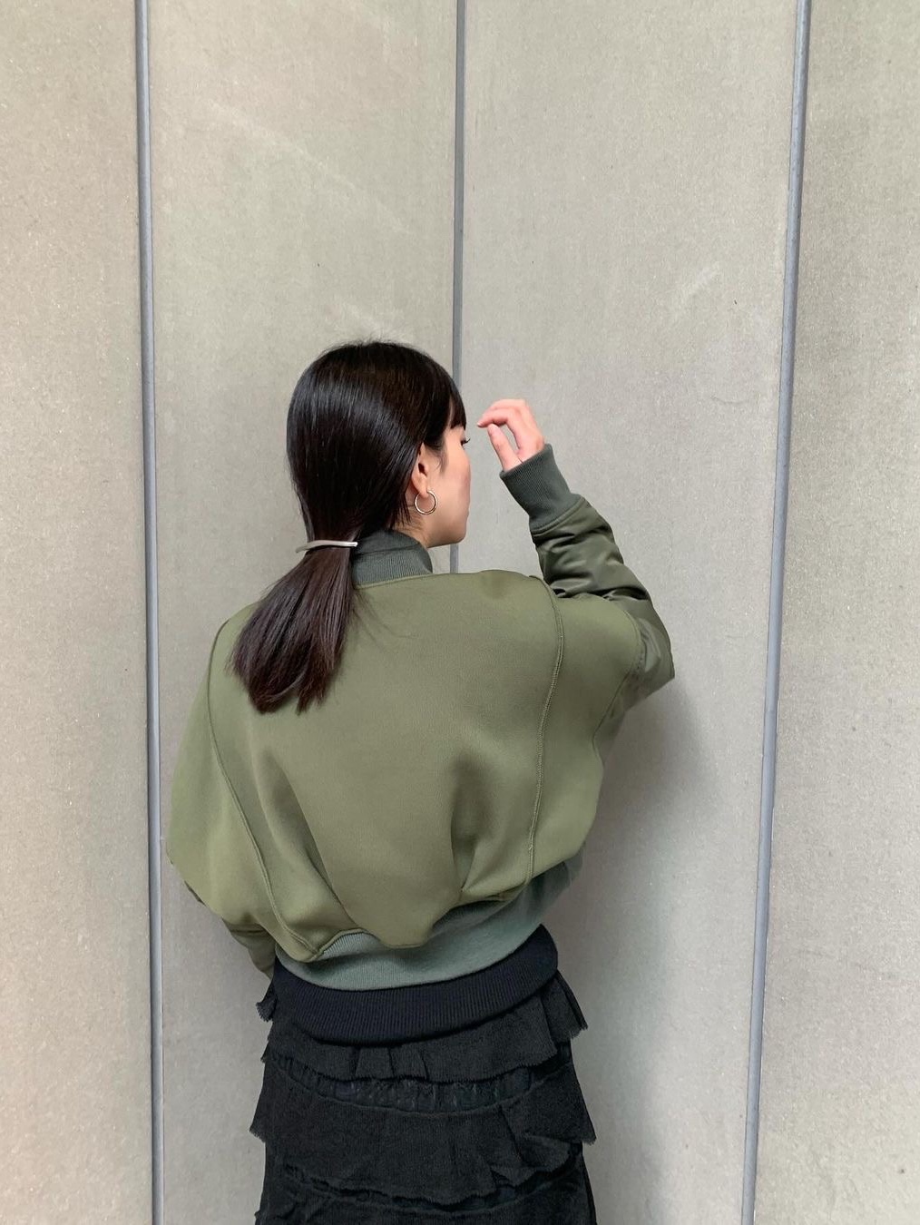 Odakha Women Pleated Short MA-1 Khaki - 24FW 착용 스타일 - 3