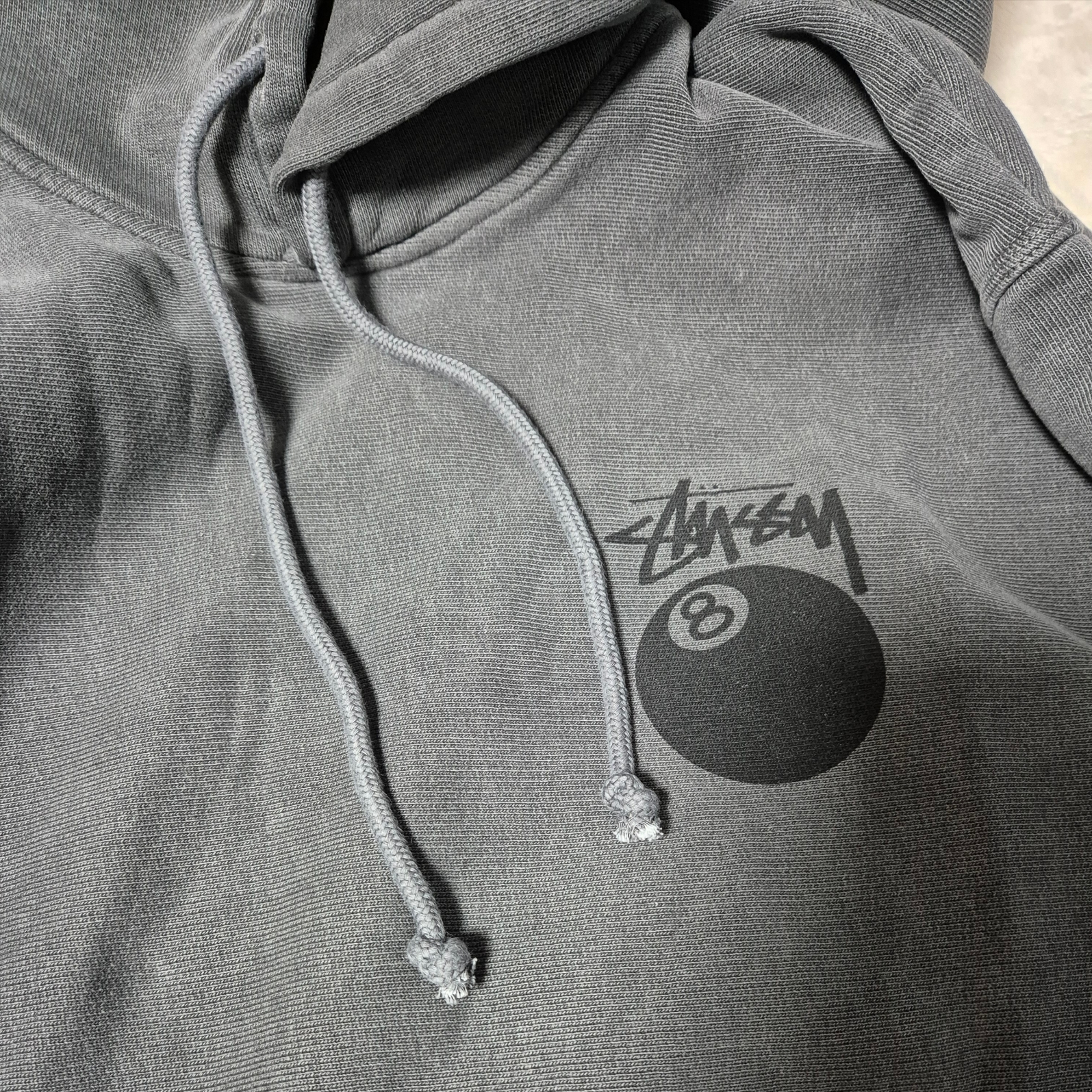 Stussy 8 Ball Hoodie Pigment Dyed Black 착용 스타일 - 3