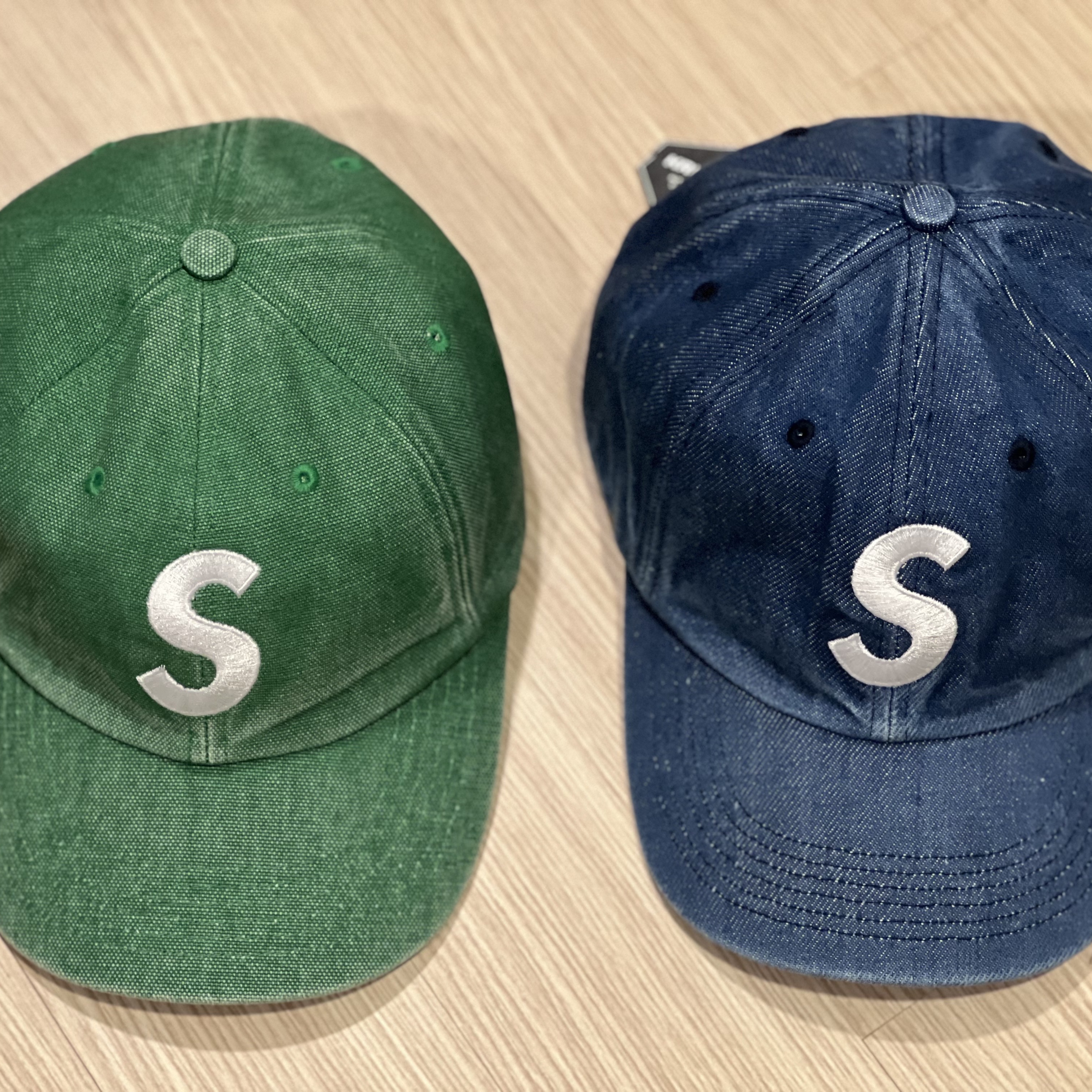 Supreme Pigment S Logo 6-Panel Green - 24FW, Supreme Pigment S Logo 6-Panel Denim - 24FW 착용 스타일